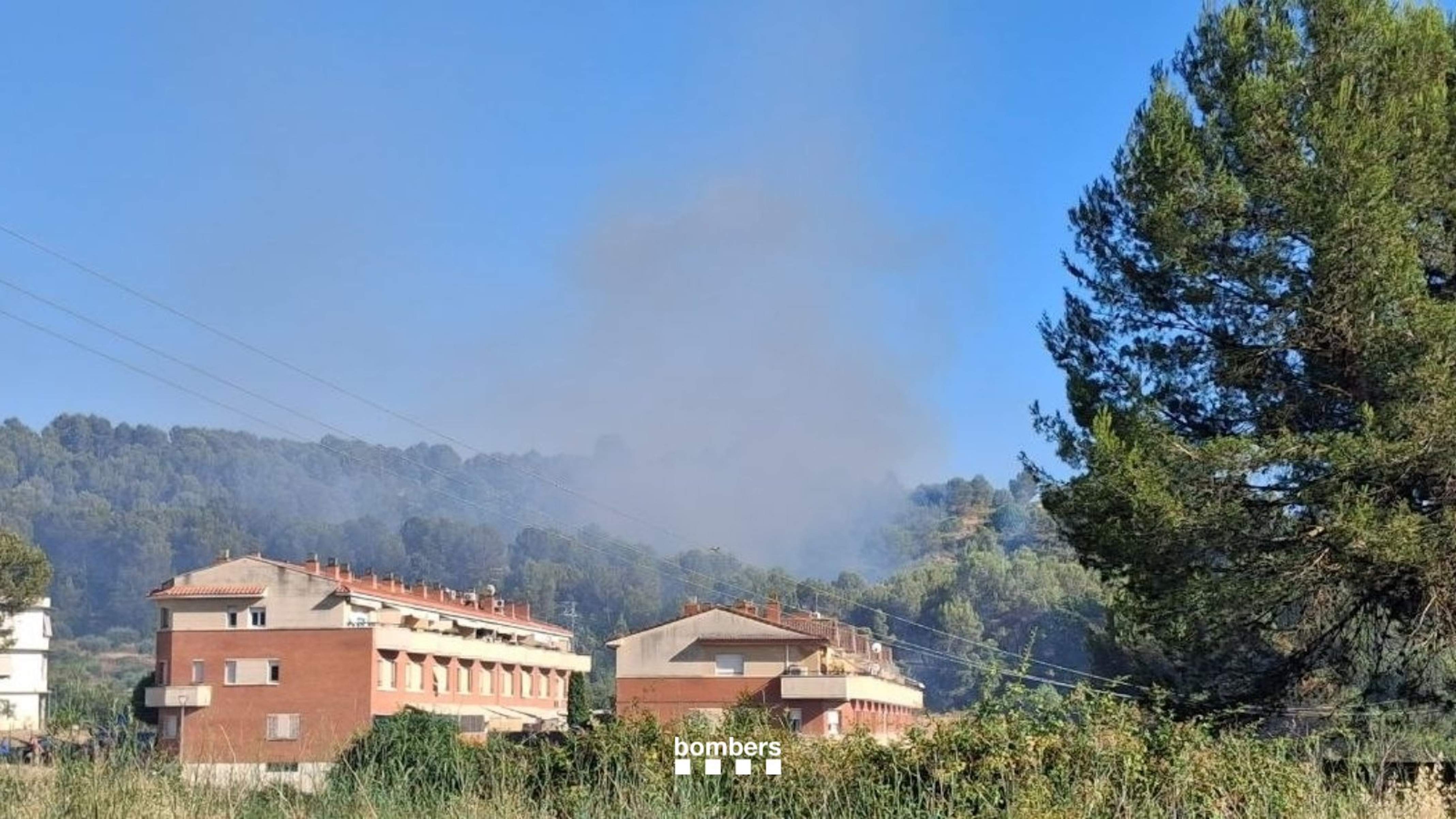 Confinen una urbanització de Sant Vicenç de Castellet, al Bages, per un altre incendi de vegetació