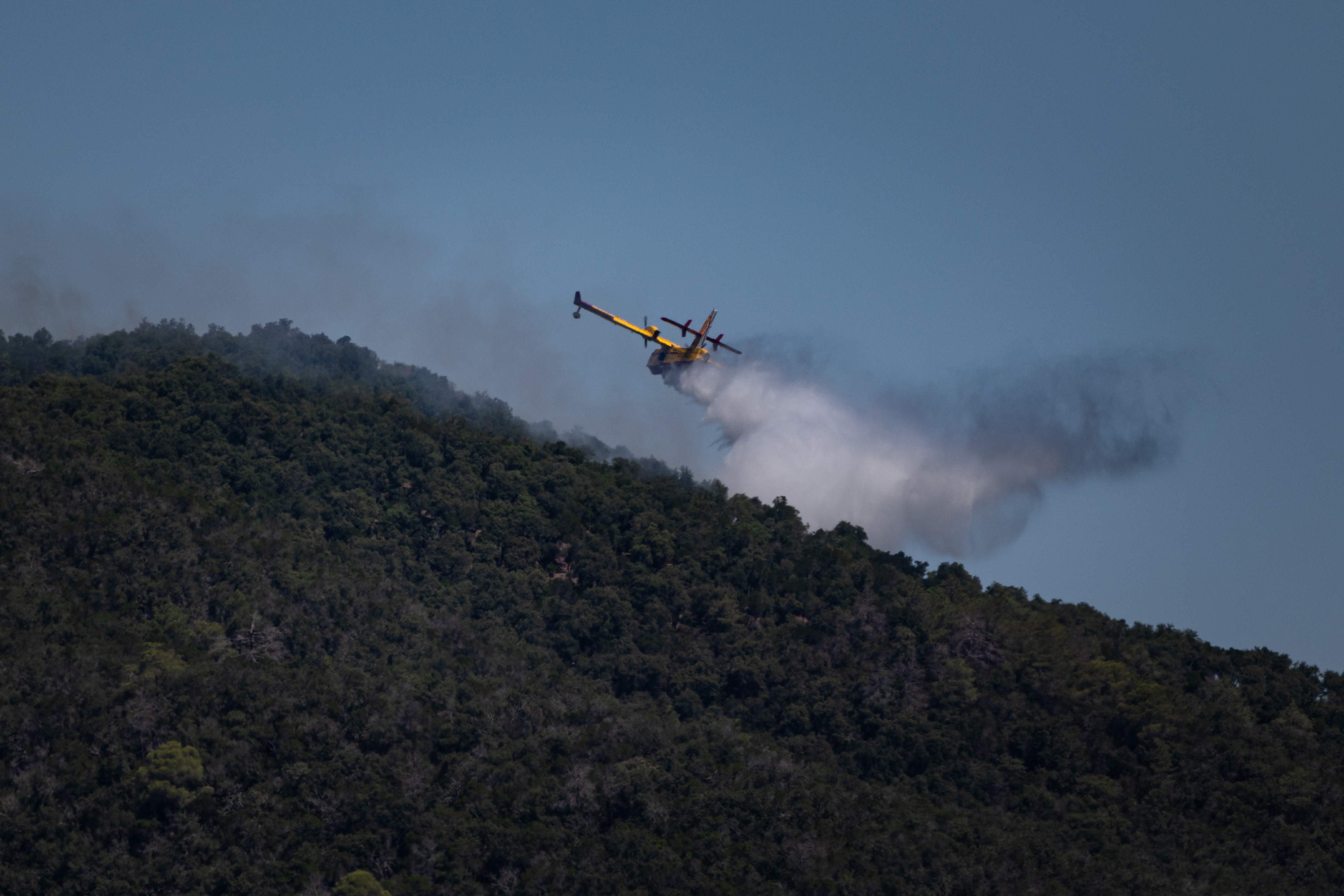 El flanc dret de l'incendi de la Bisbal, l'"obsessió" dels Bombers per controlar el foc que crema les Gavarres