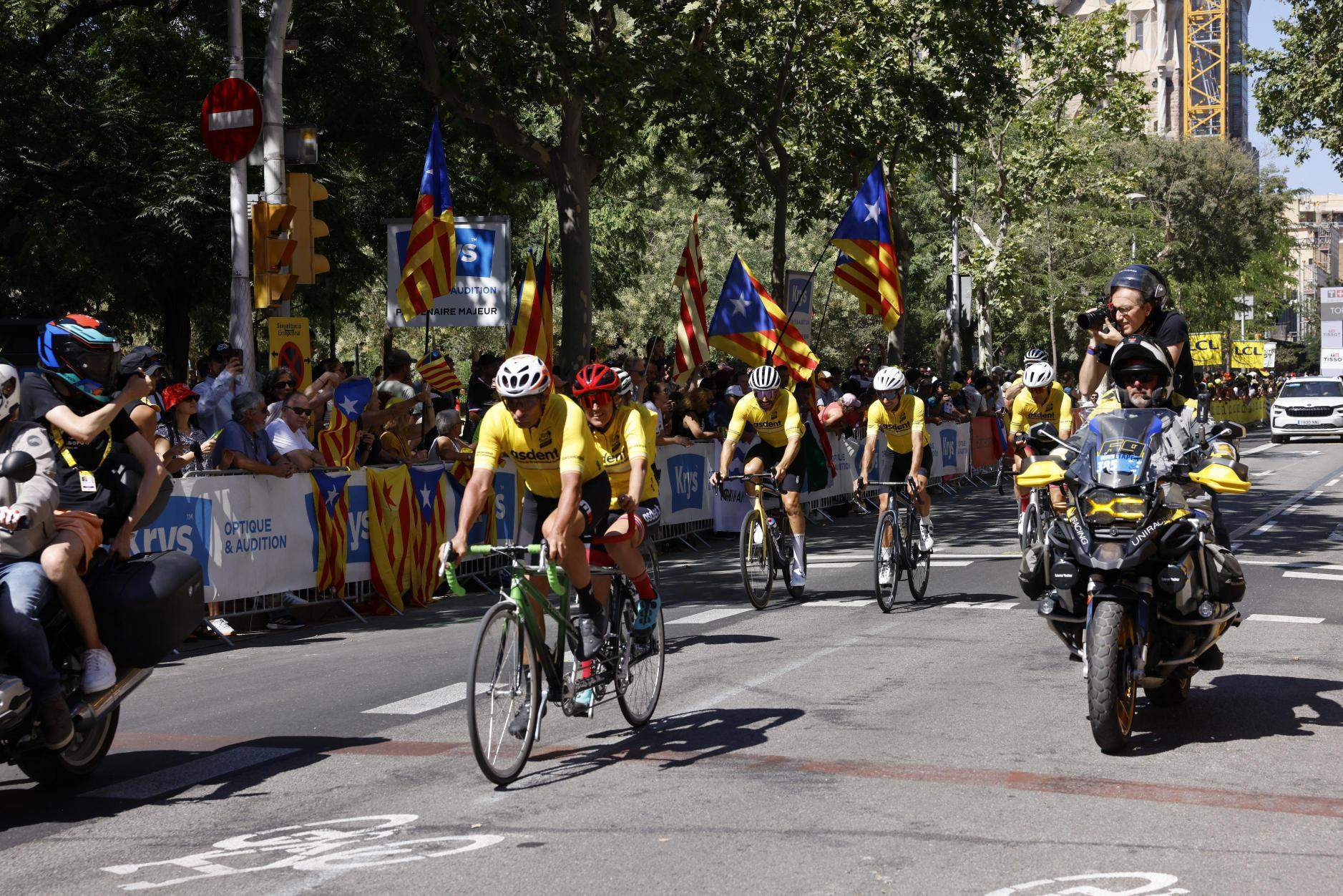 Clam independentista al Tour de França: les estelades onegen al pas dels ciclistes per Barcelona