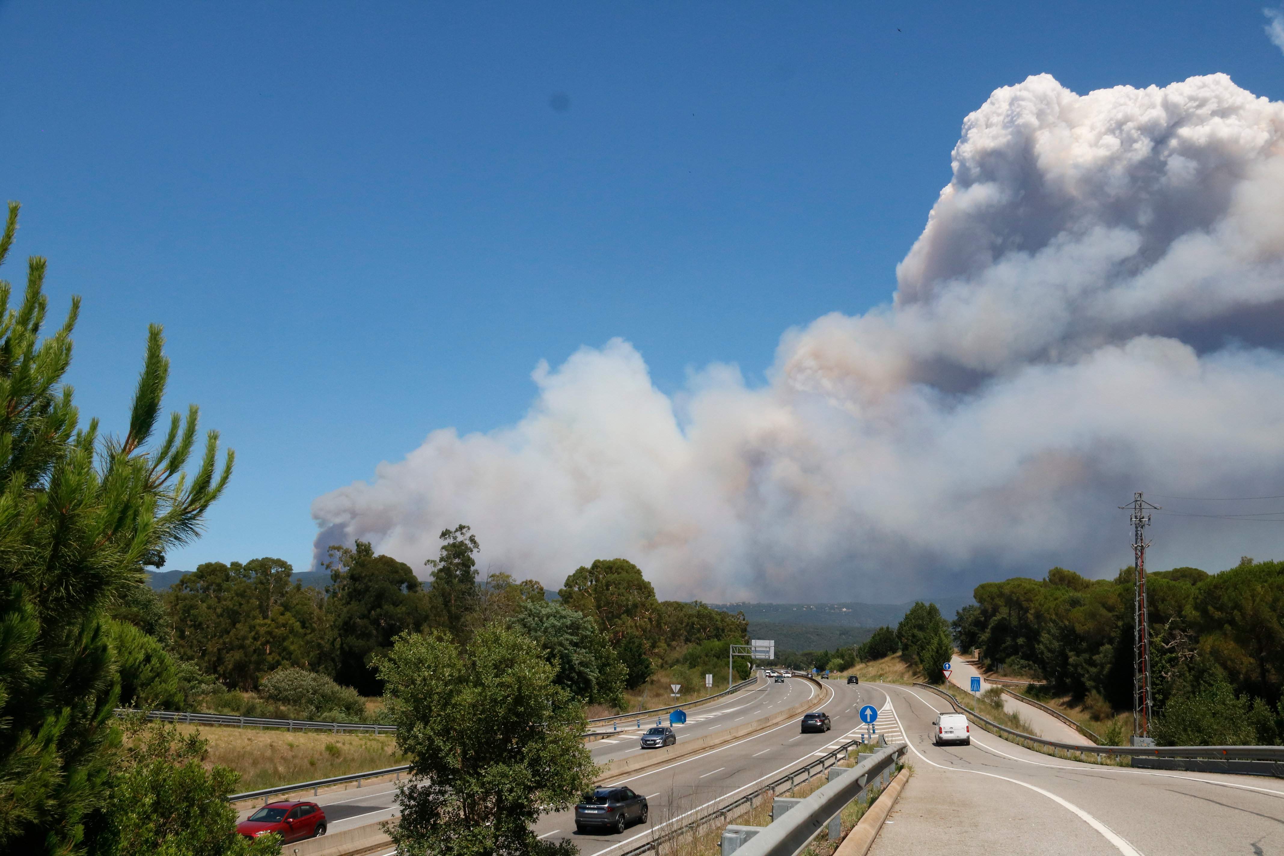 Carreteres plenes cap a l'Empordà: alcaldes critiquen que no s'han respectat les indicacions del Govern