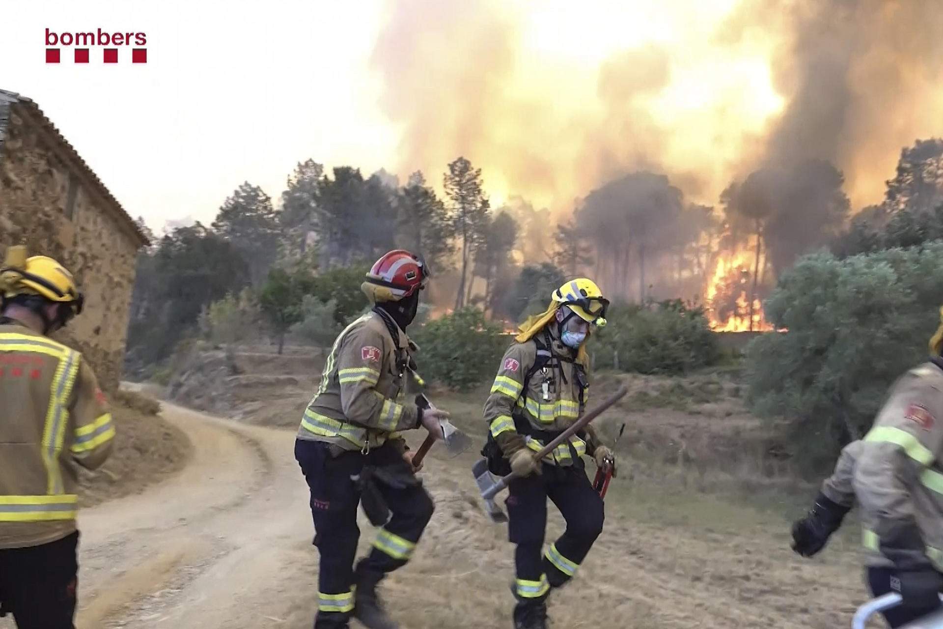 El incendio de La Bisbal evoluciona favorablemente y podría quedar estabilizado "esta noche"