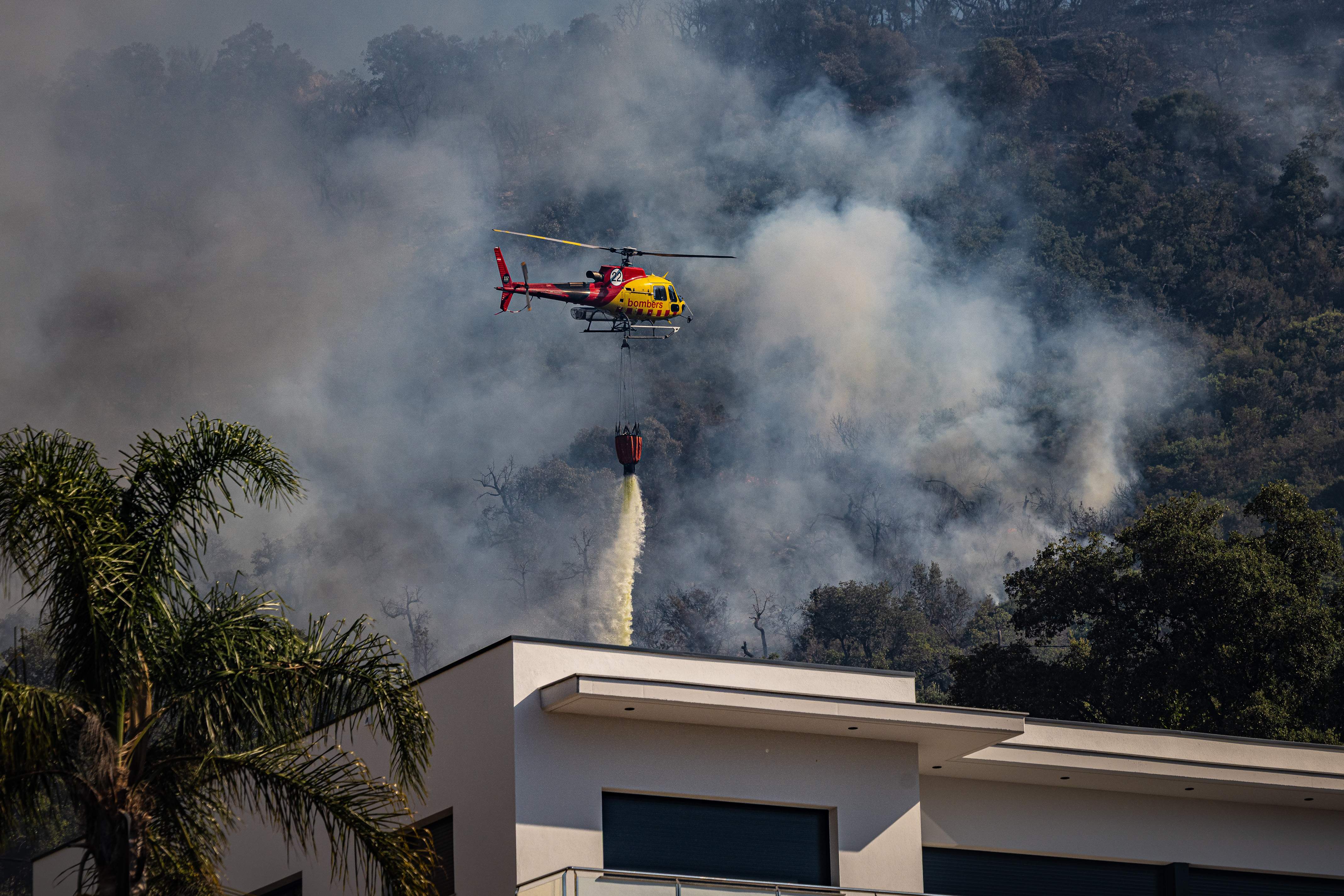 Bombers avisa de un día "complicado" por el incendio de Les Gavarres, que ha quemado ocho casas enteras