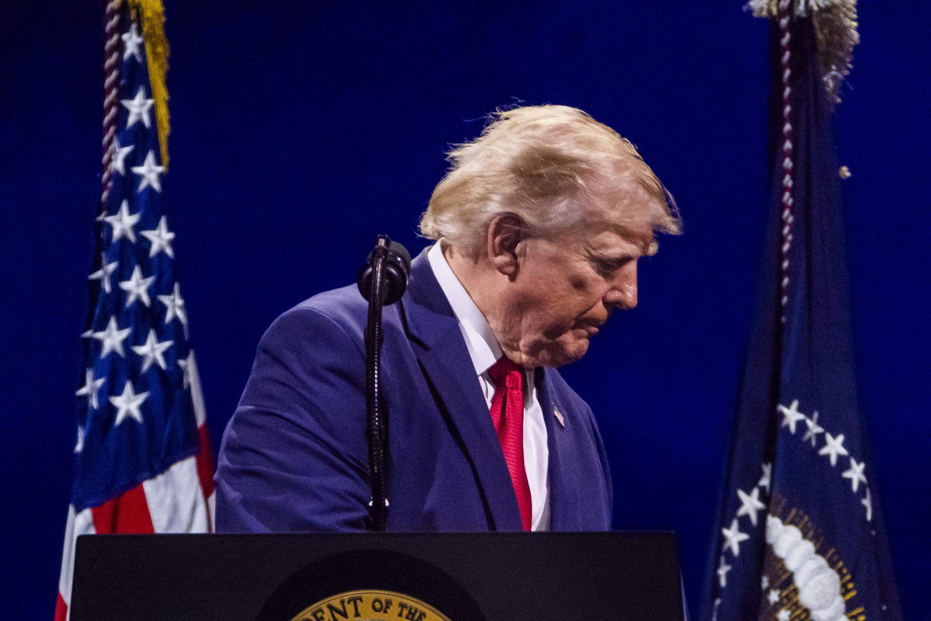 Trump culmina l'aniversari dels EUA amb una nova apropiació de la celebració, deslluïda pel mal temps
