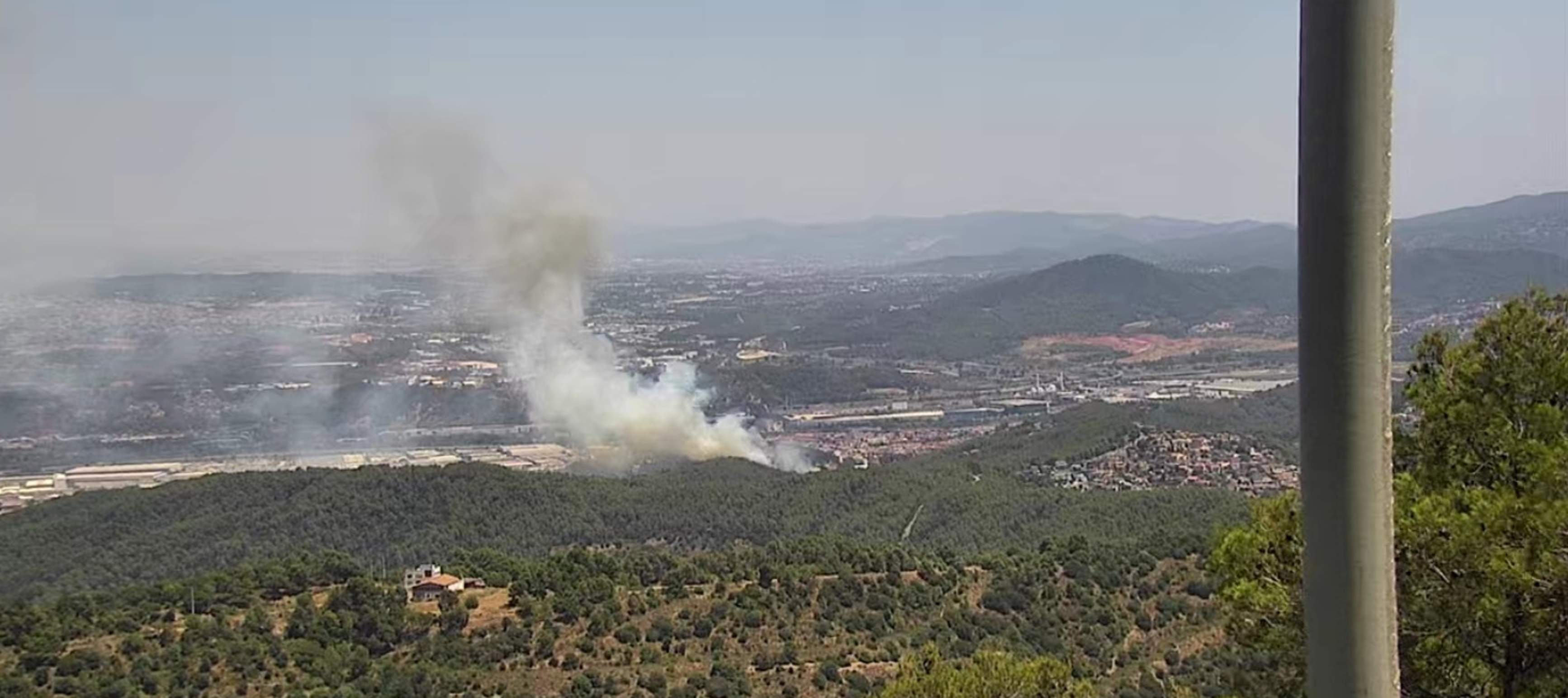 Un incendi a Sant Andreu de la Barca obliga a confinar dues colònies davant del risc creixent