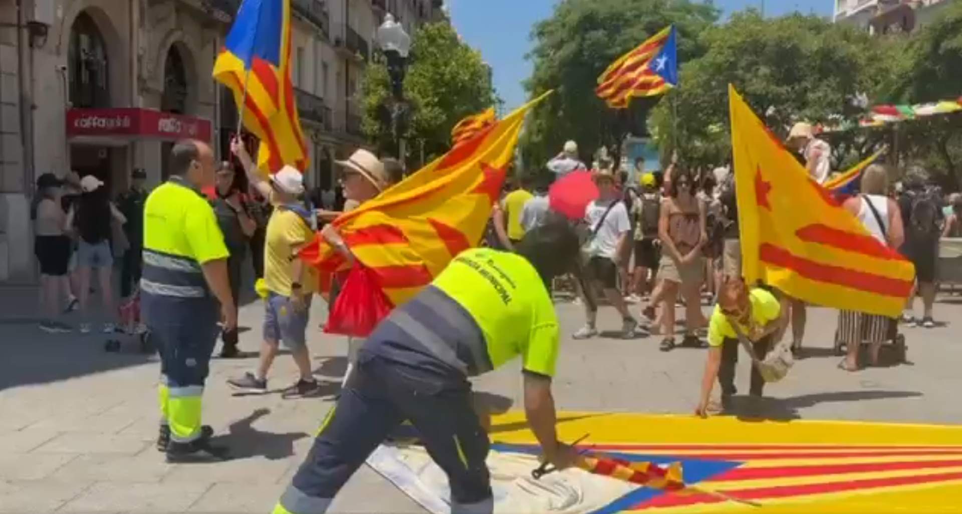 Acusen l’alcalde de Tarragona d’enviar la brigada municipal a retirar les estelades presents al pas del Tour