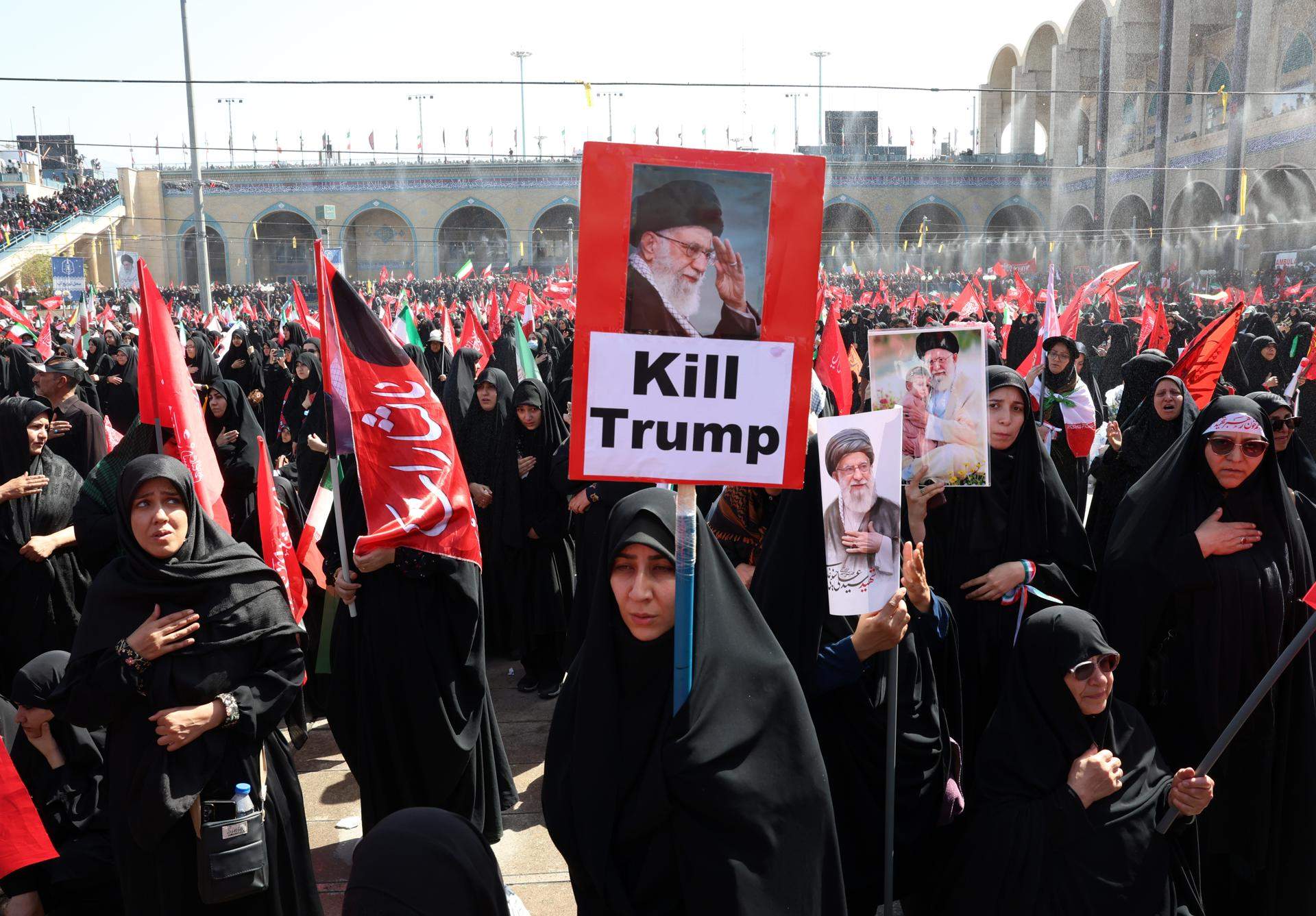Teheran acomiada Khamenei amb una multitudinària processó en plena nova escalada