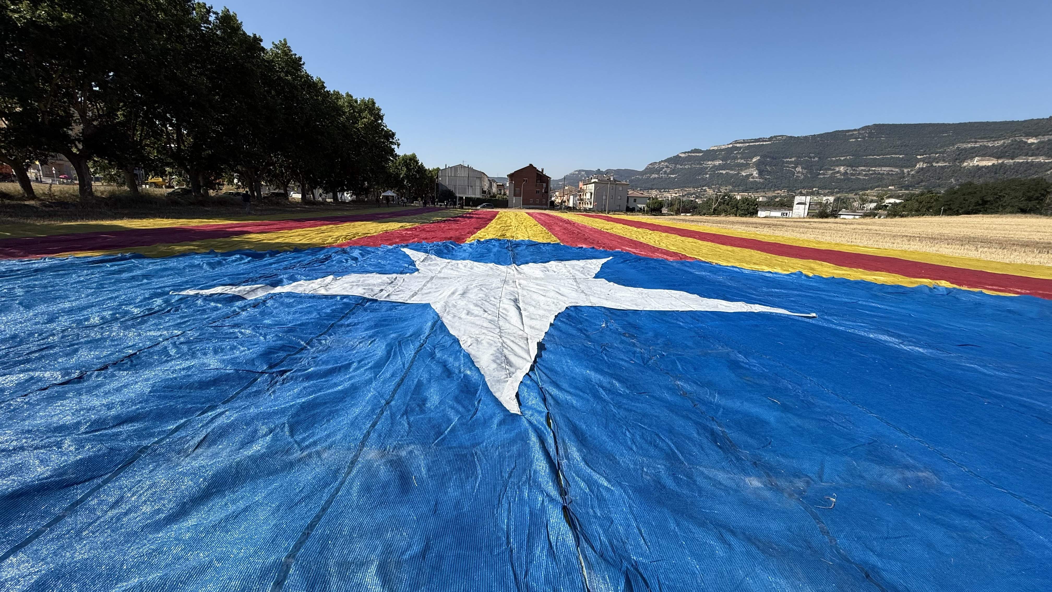 Despleguen l'estelada més gran del món al pas del Tour de França per Balenyà