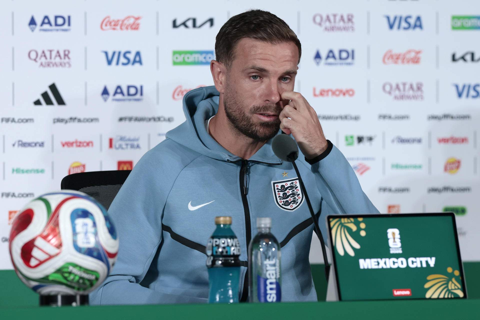 La celebració d'Anglaterra acaba en drama: Henderson es trenca el braç