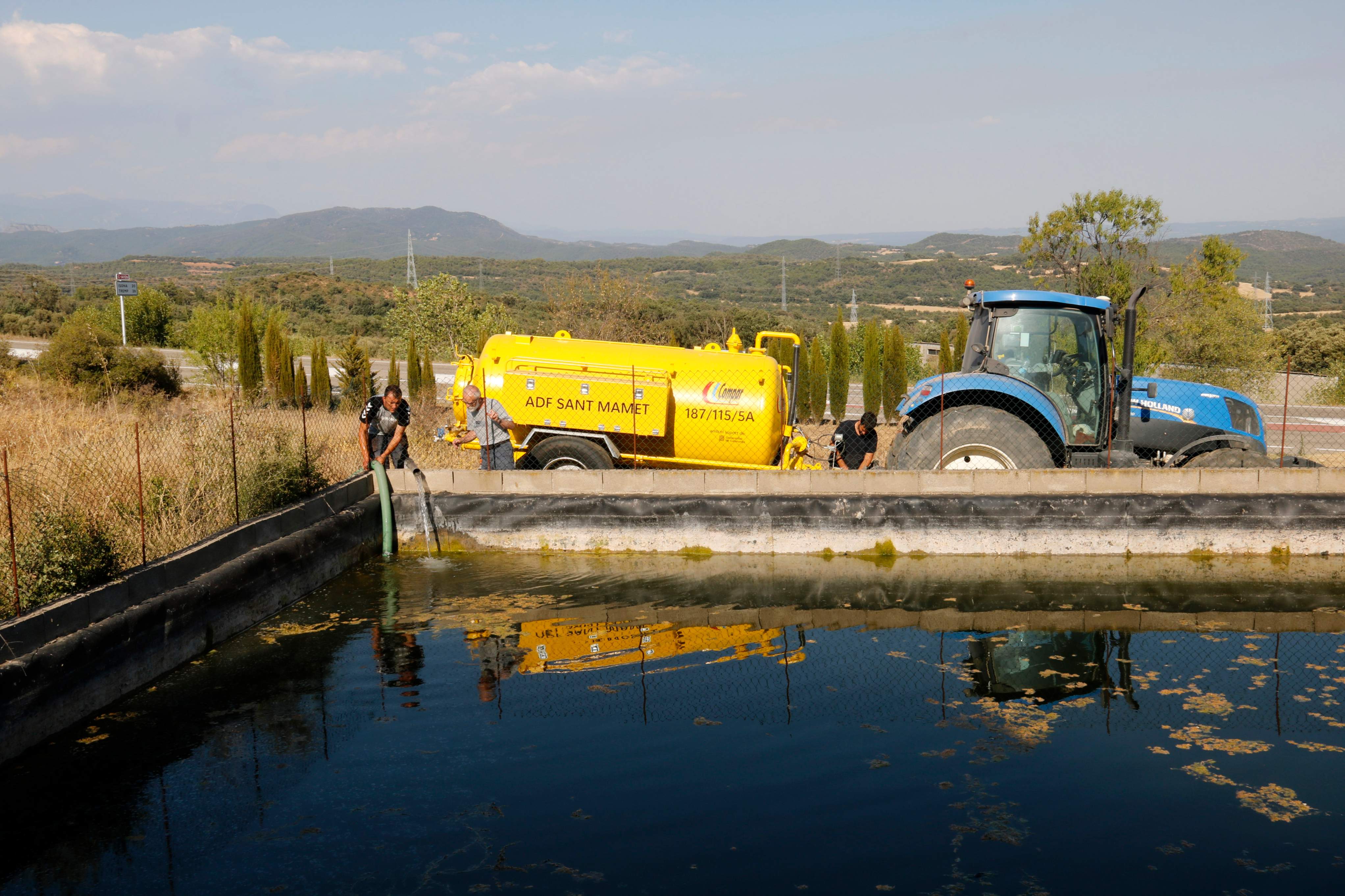 ADF de Sant Mamet carrega aigua per apagar el foc d'Artesa de Segre / ACN / Anna Berga 