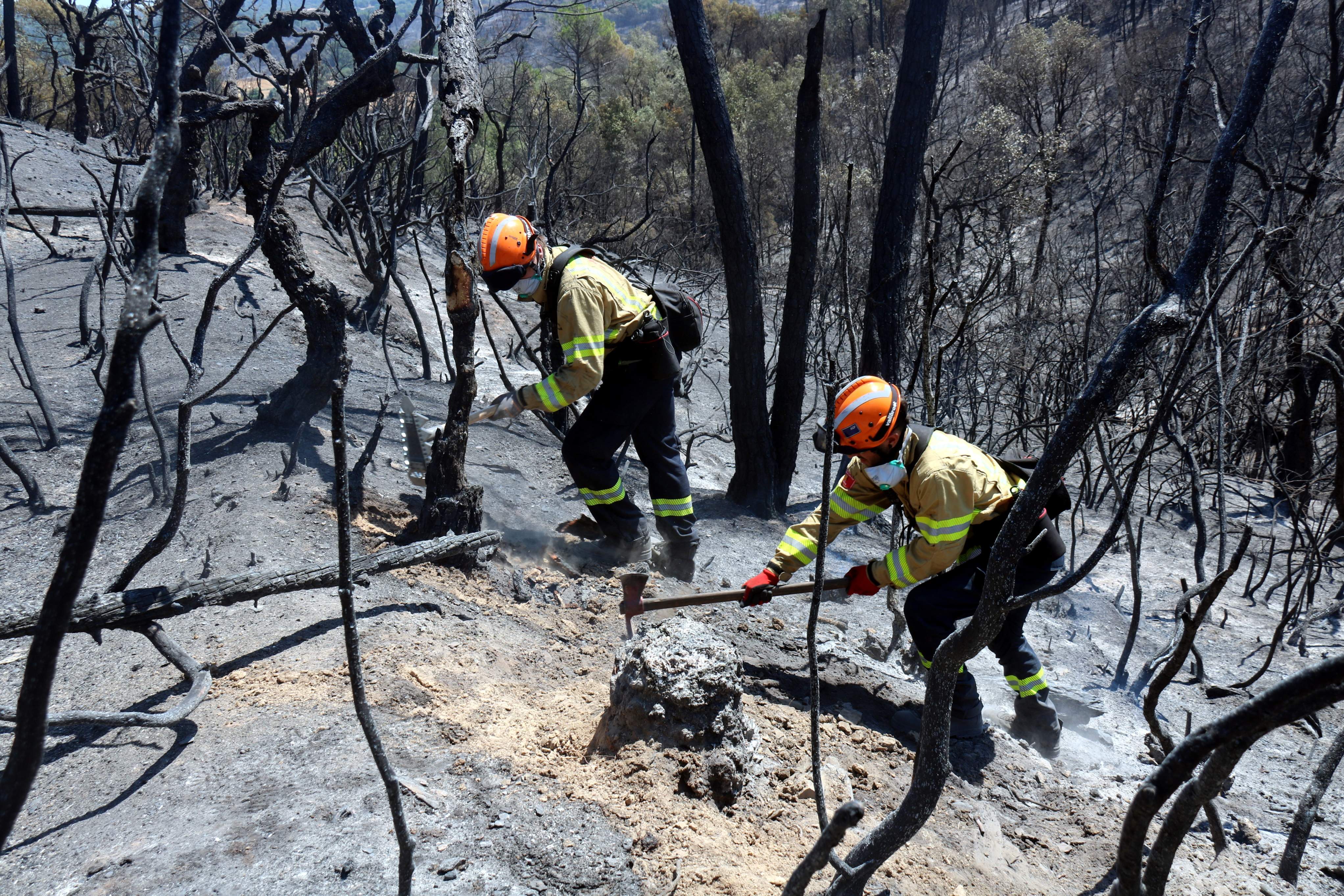 El incendio de Les Gavarres continúa quemando: rebrotes durante la tarde y menos efectivos para apagarlo