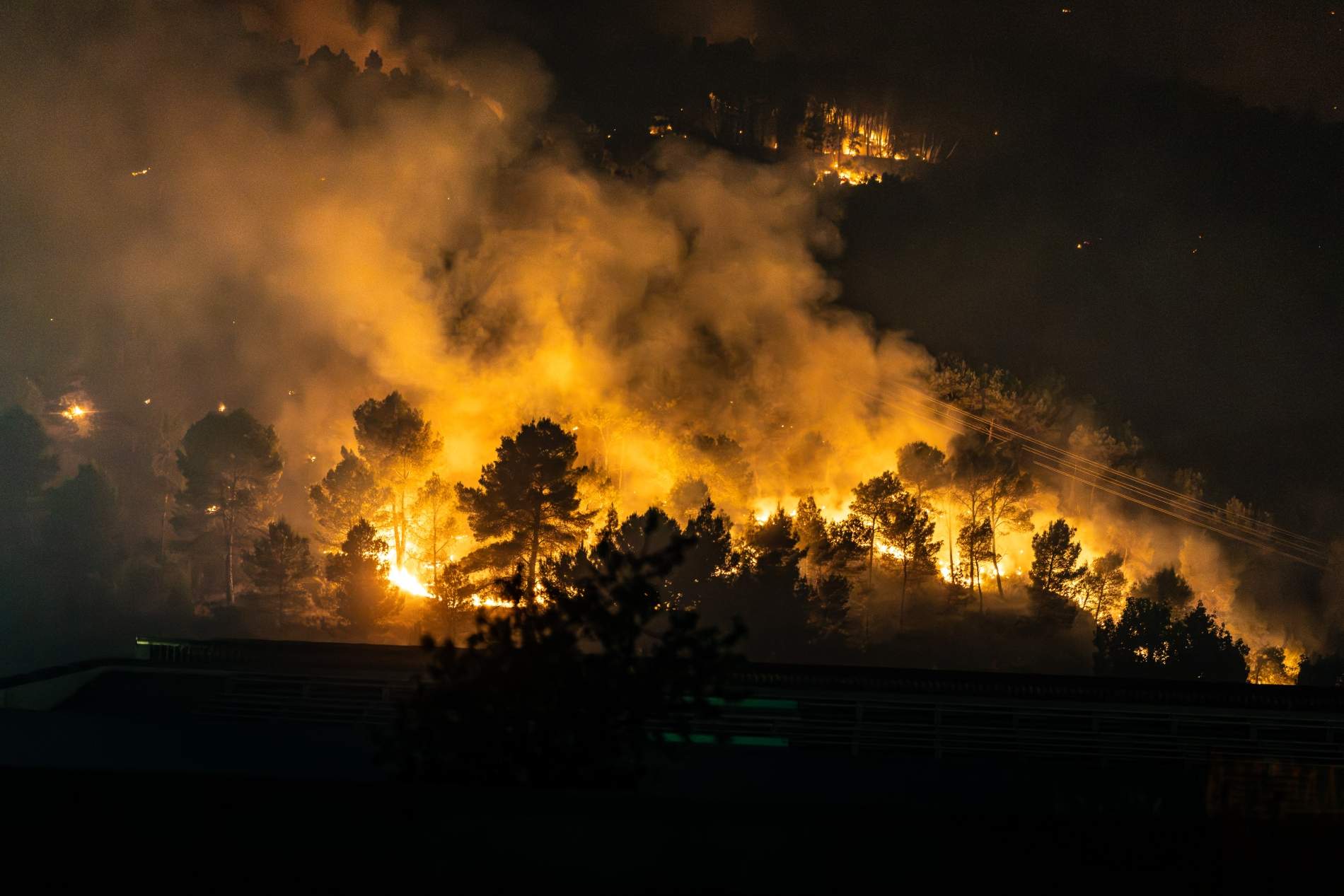 L'incendi de l'Anoia està estabilitzat, però el de Sentmenat continua cremant amb focus secundaris