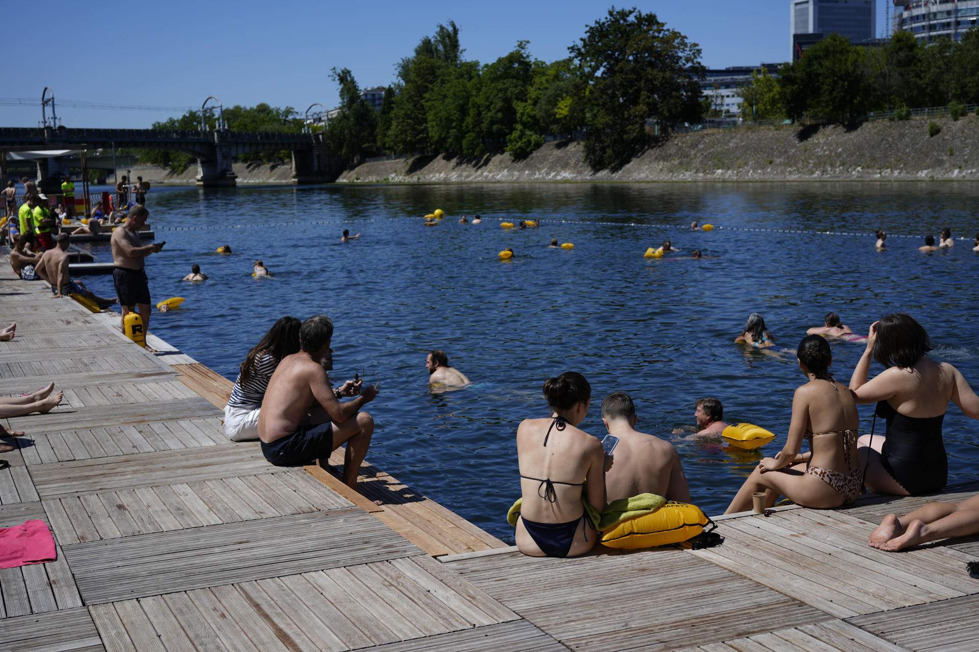 Quan la calor desfà els prejudicis: França obre la porta a l'aire condicionat
