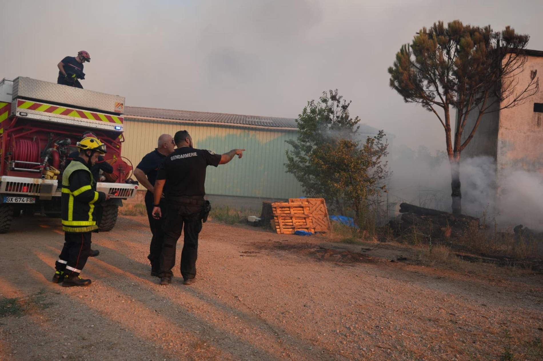 L'incendi de la Catalunya Nord continua fora de control i ja ha arrasat 4.900 hectàrees