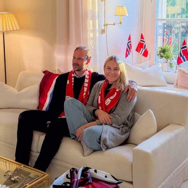Mette Marit i Haakon Magnus celebrant l'afició de la selecció de Noruega / Instagram Mette Marit i Haakon Magnus celebrant l'afició de la selecció de Noruega / Instagram