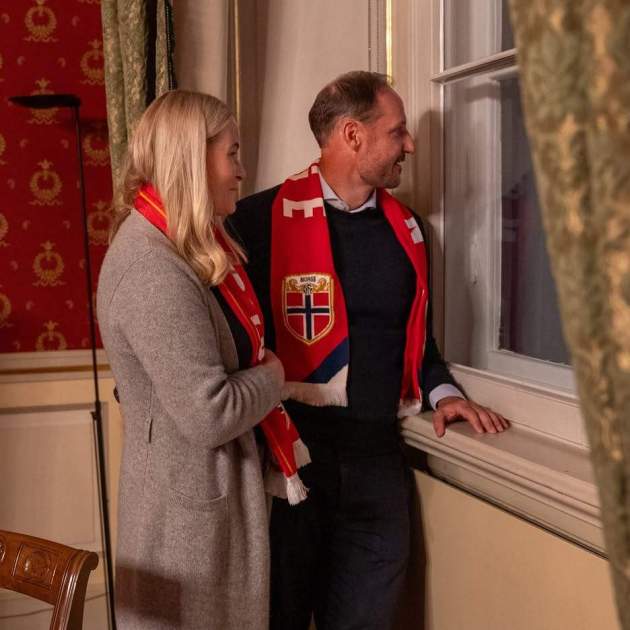 Mette Marit i Haakon Magnus celebrant l'afició de la selecció de Noruega / Instagram Mette Marit i Haakon Magnus celebrant l'afició de la selecció de Noruega / Instagram