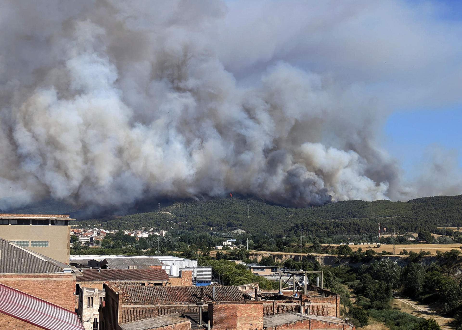 L'incendi de l'Anoia està estabilitzat, però el de Sentmenat continua cremant amb focus secundaris