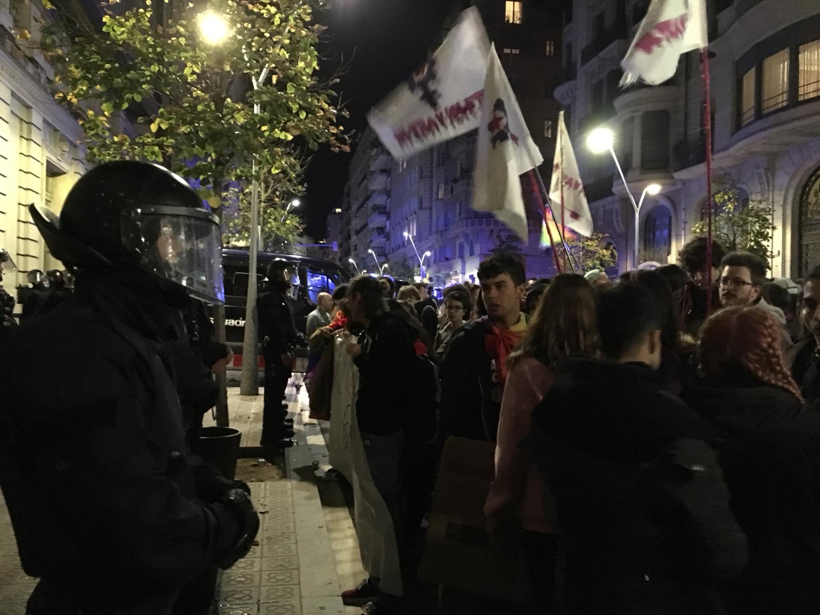 Dues-centes persones forcen la suspensió d'un acte d'Hazte Oír a Barcelona