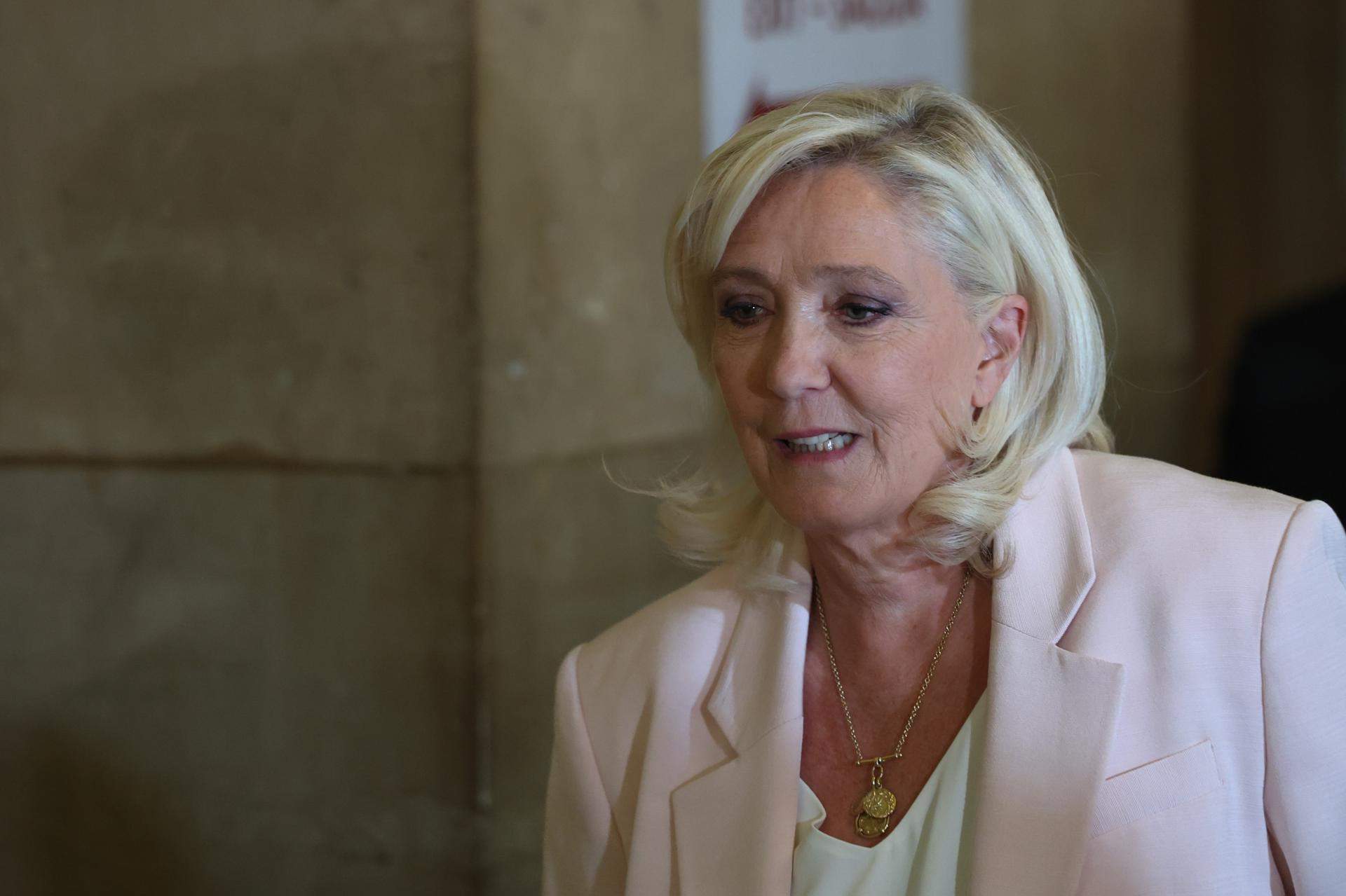 El tribunal rebaja la pena a Le Pen: podrá presentarse a las elecciones de 2027 con brazalete electrónico