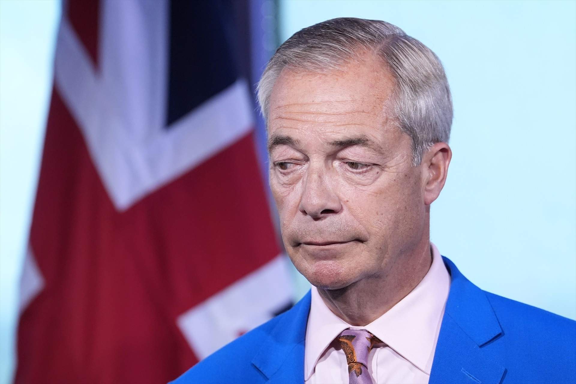 Pas al costat (temporal) de Nigel Farage: deixa el seu escó envoltat d'escàndols per tornar-se a presentar