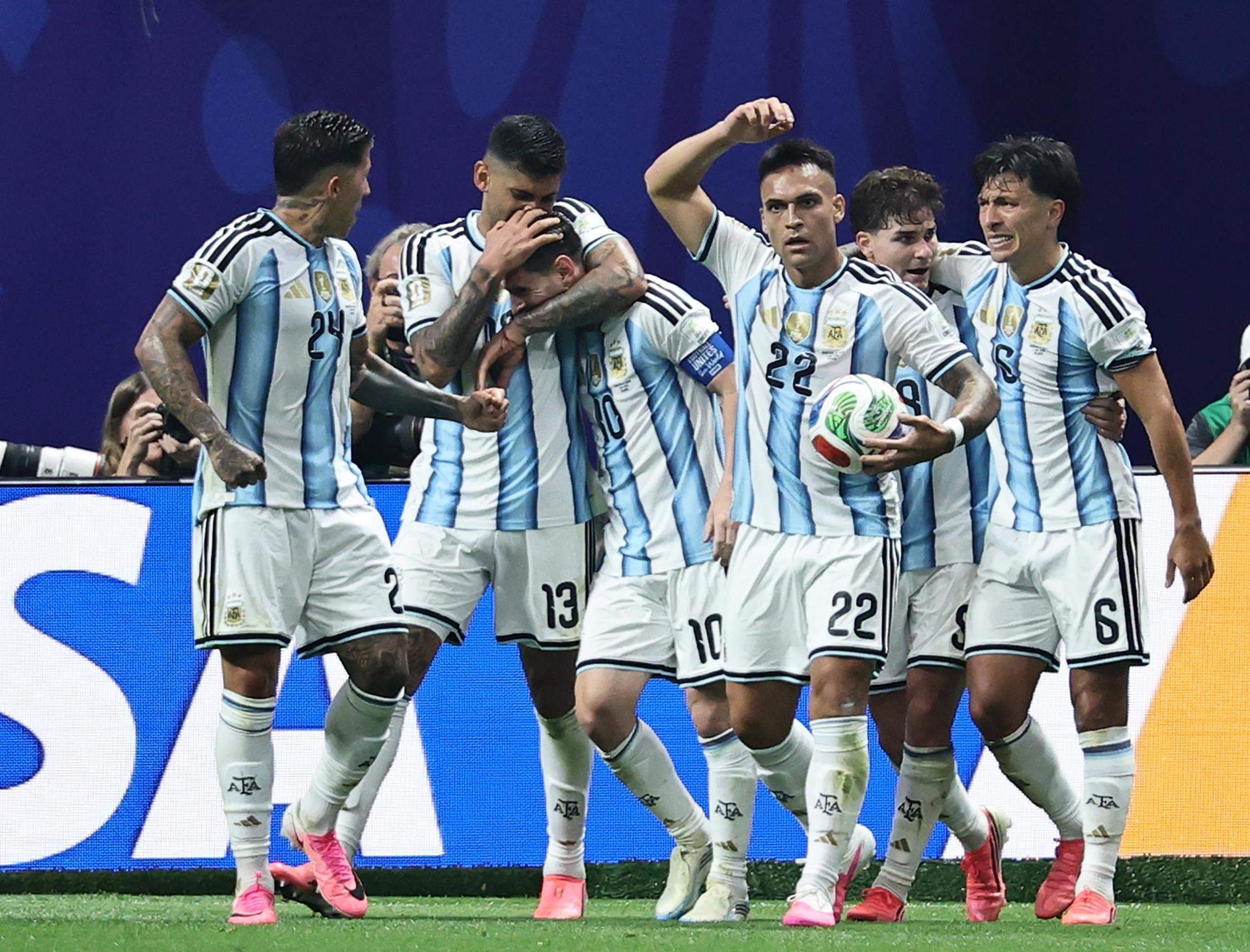 L'Argentina remunta un 0-2 contra Egipte en un partit històric i es classifica per als quarts del Mundial