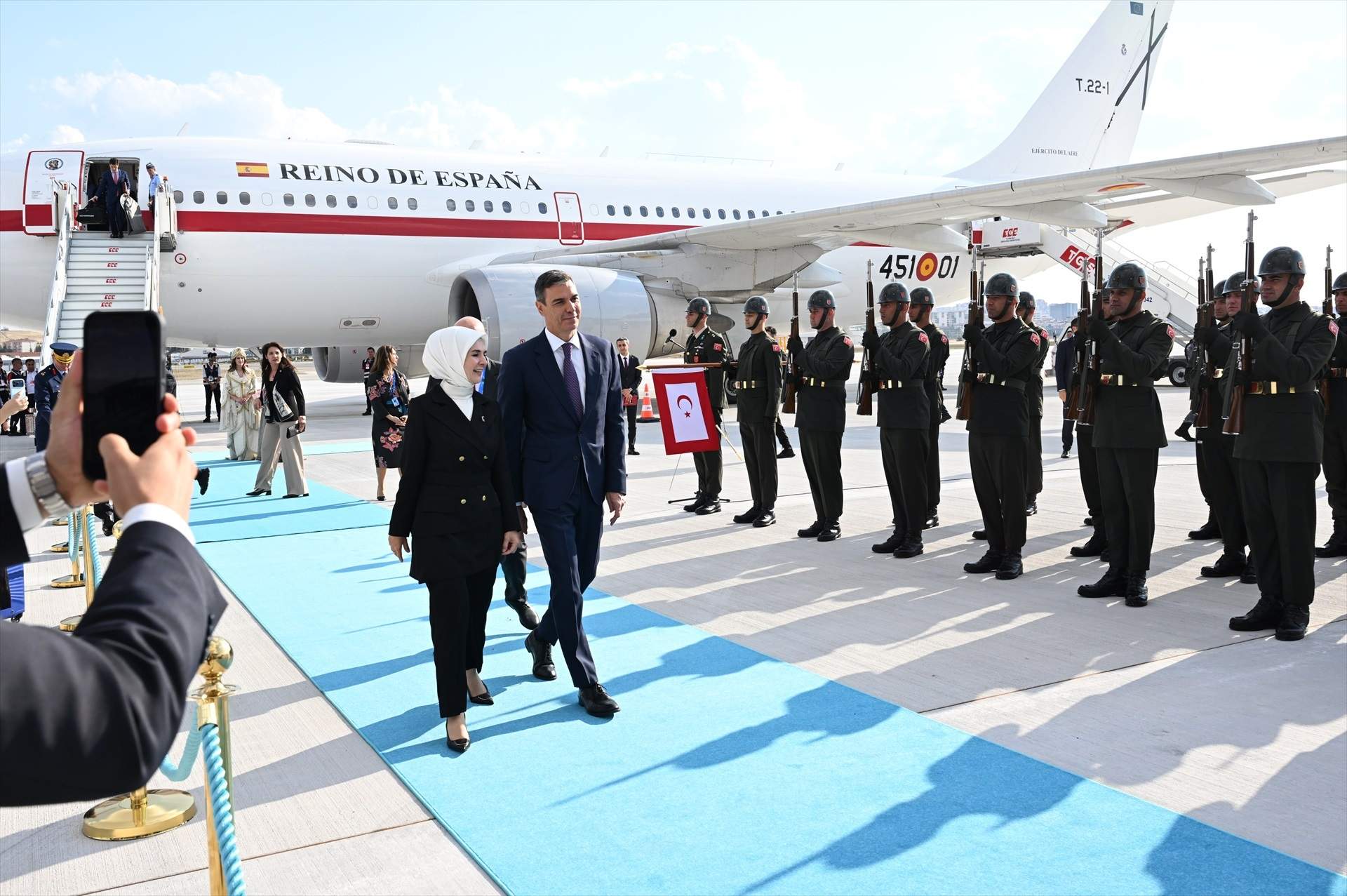 Sánchez arriba a la cimera de l'OTAN sol: el ram de flors que evidencia l'absència de Begoña Gómez