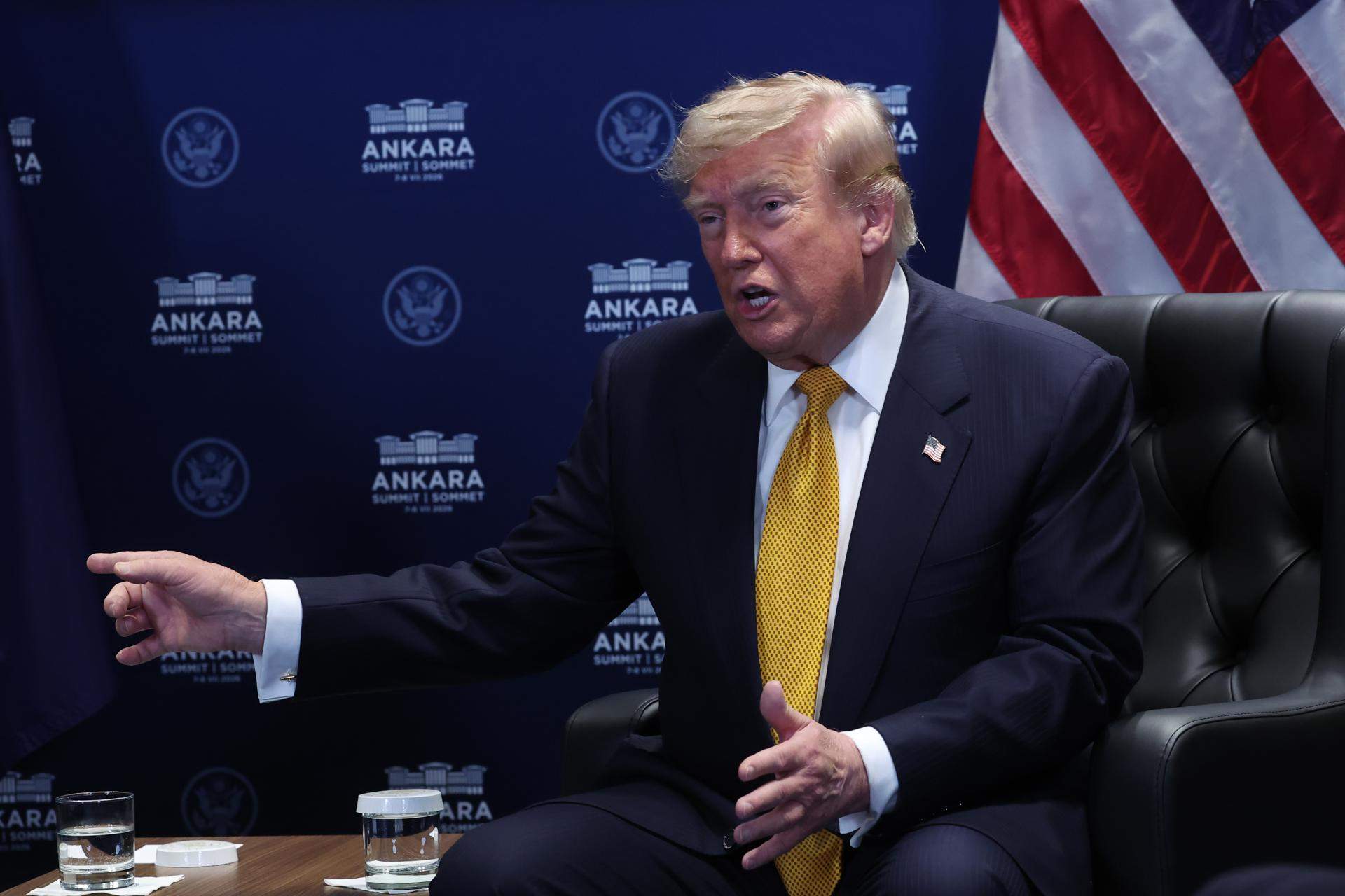Trump asegura que ha ordenado "cortar todo el comercio" con España porque es un socio "terrible" de la OTAN