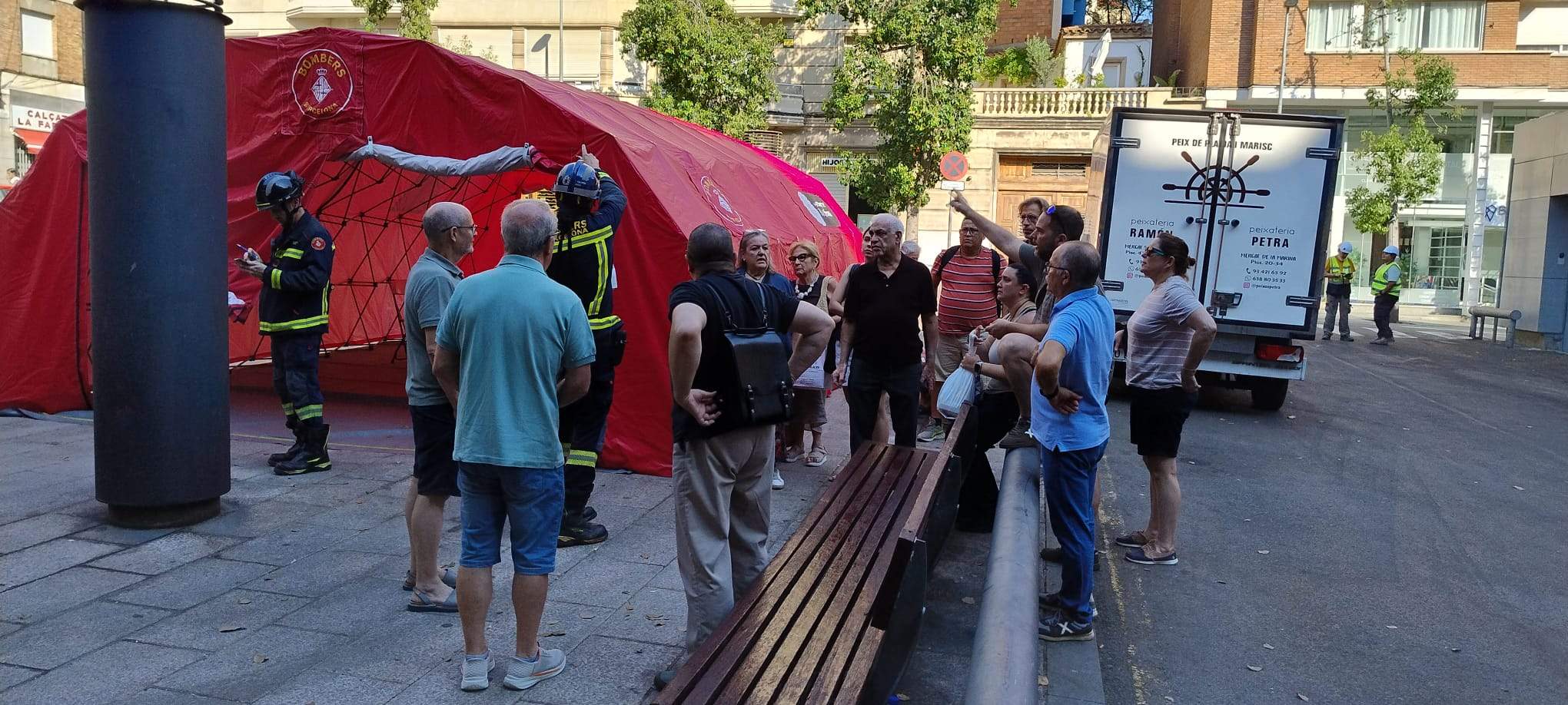 Los vecinos desalojados por el socavón del Putxet no podrán volver a casa, al menos, hasta el sábado
