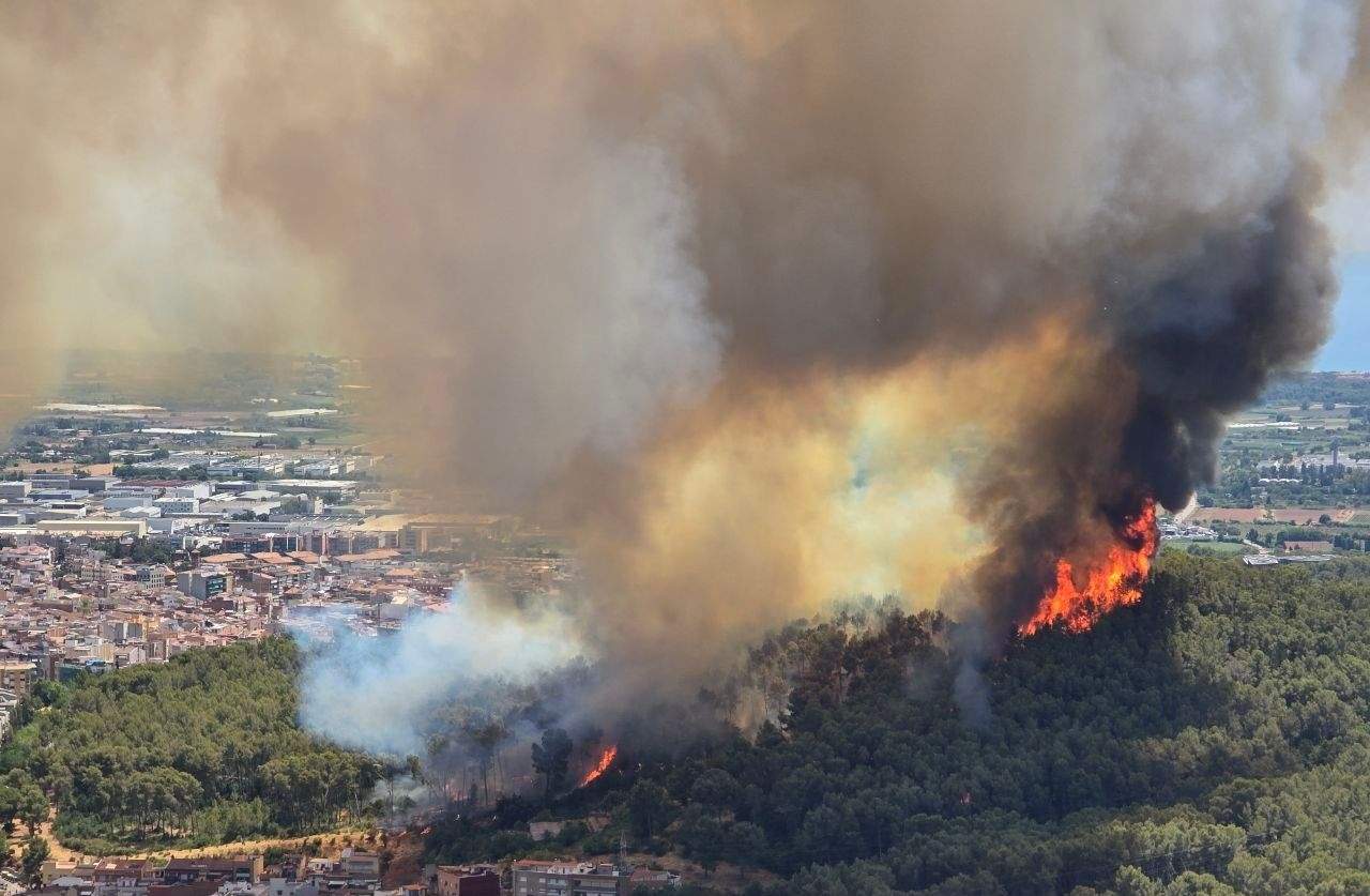 Un incendio forestal en Gavà obliga a confinar a 6.000 personas de diversas urbanizaciones