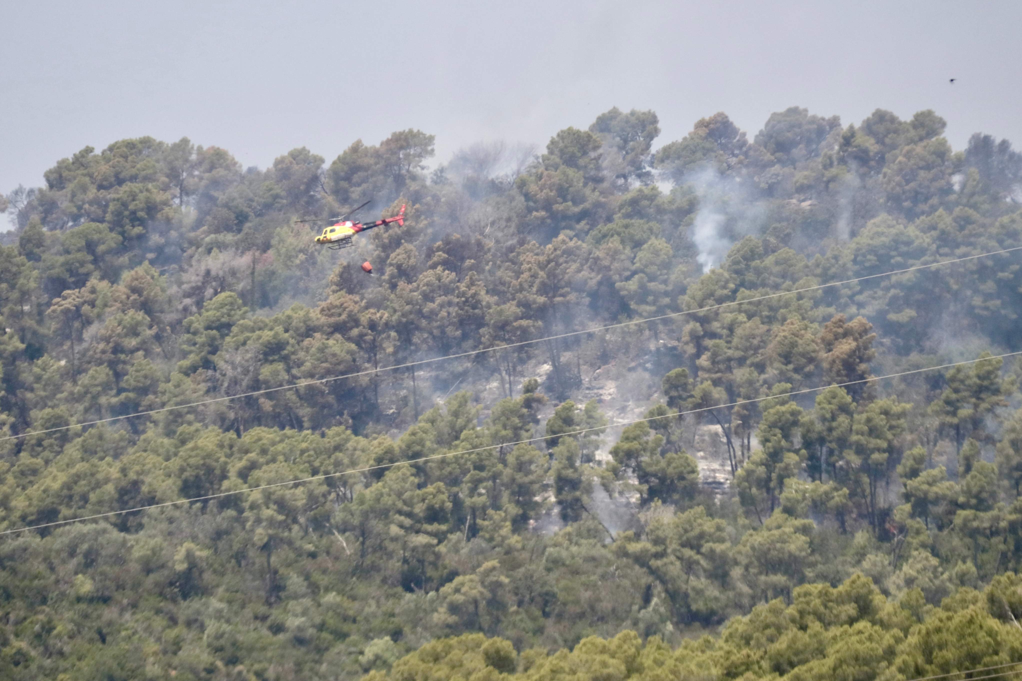 Hores crítiques per l’incendi de Sentmenat, mentre un altre foc a l'Alt Camp obre un nou front als Bombers