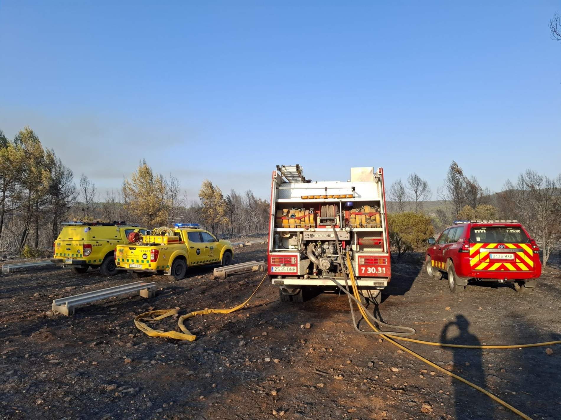 Els Bombers estabilitzen tots els incendis i es preparen per un altre dia que pot ser crític per la calor
