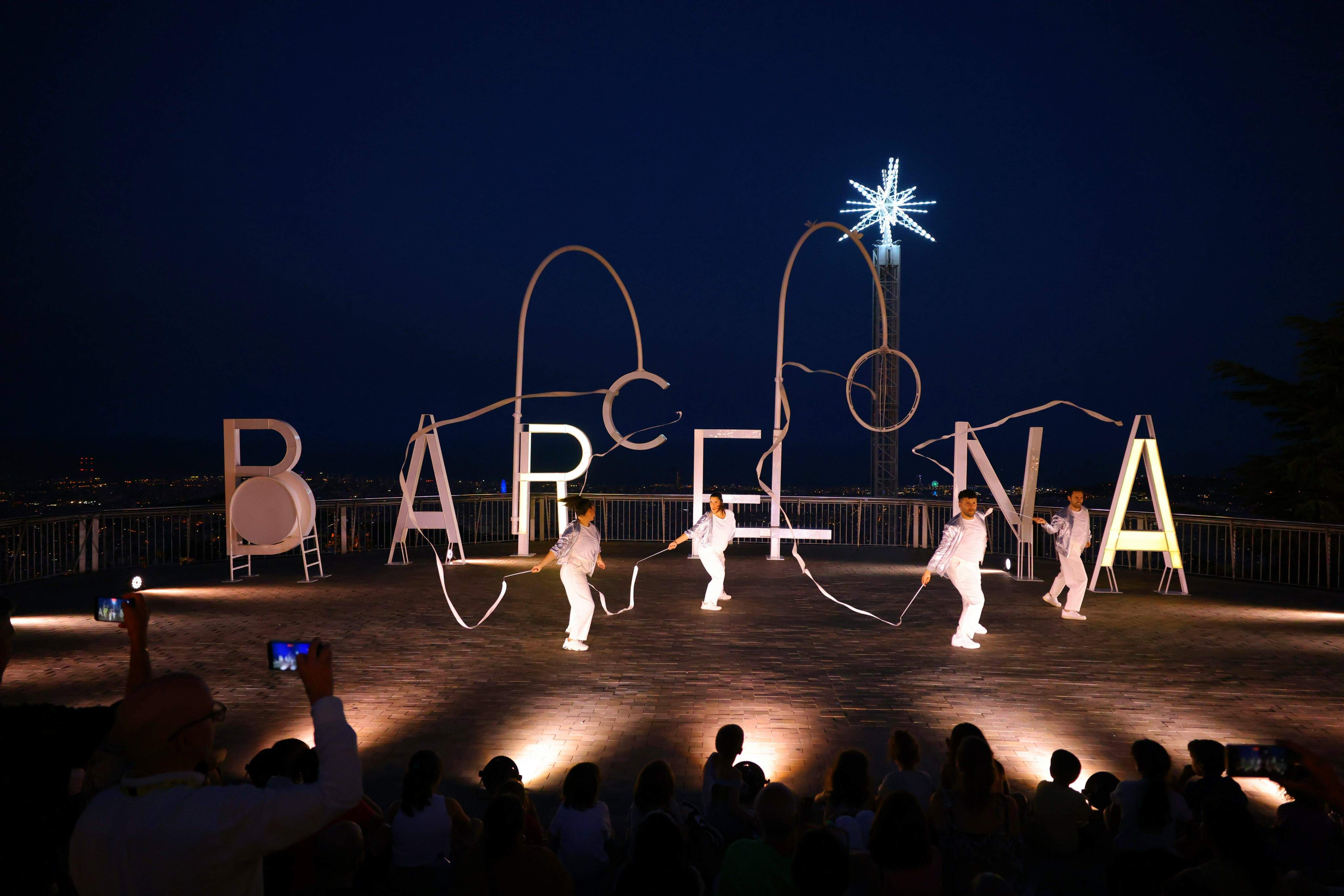 Les lletres BARCELONA s'il·luminen per primer cop al Tibidabo