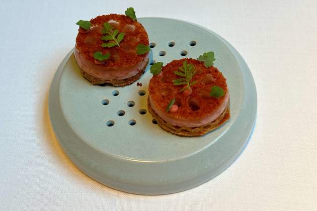 Gamba amb tomàquet, shichimi i curri vermell Lasarte x Da Vittorio Rosa Molinero Trias Gamba amb tomàquet, shichimi i curri vermell Lasarte x Da Vittorio Rosa Molinero Trias