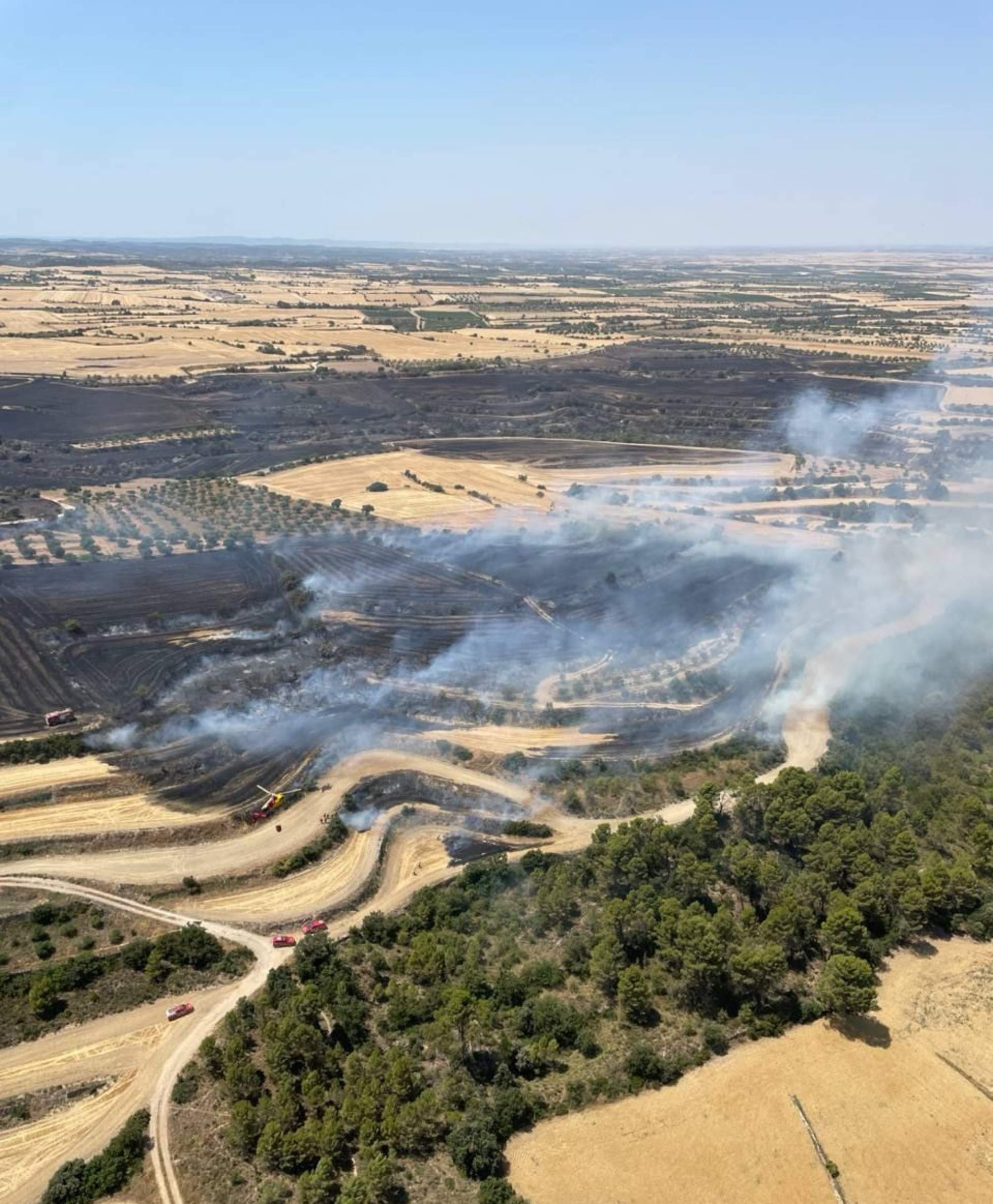 Els Bombers, en alerta per una possible situació crítica tot i que els grans incendis estan estabilitzats