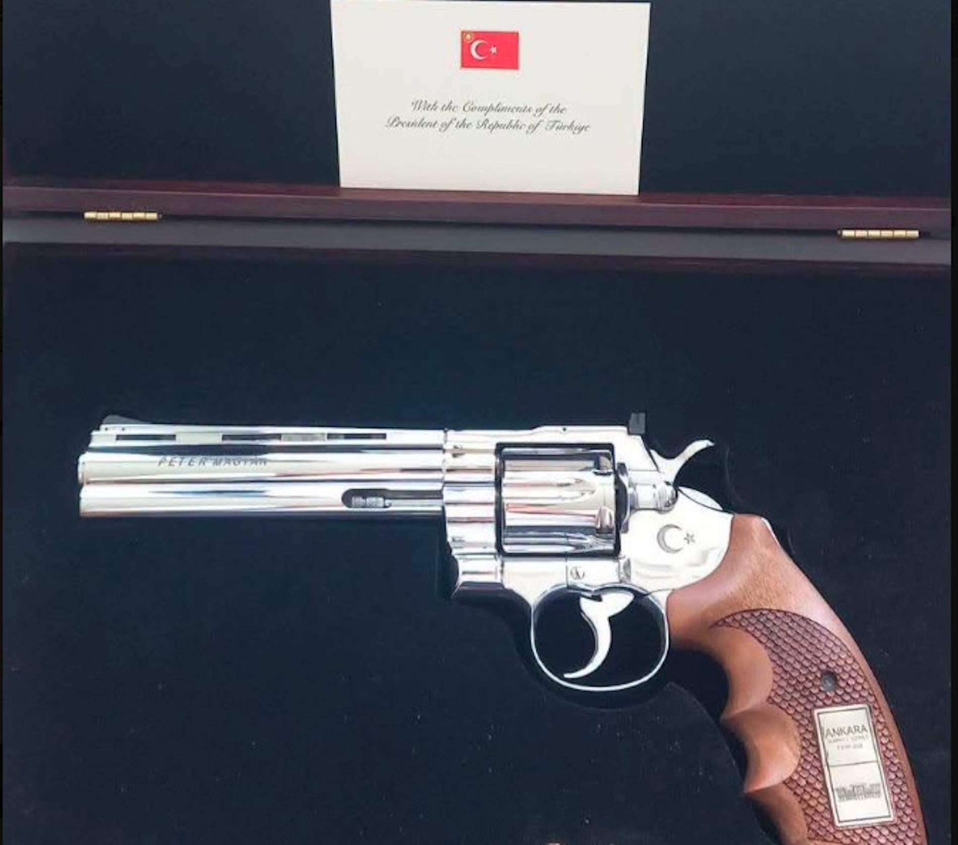 Revolver entregat per Erdogan als líders de l'OTAN / Péter Magyar