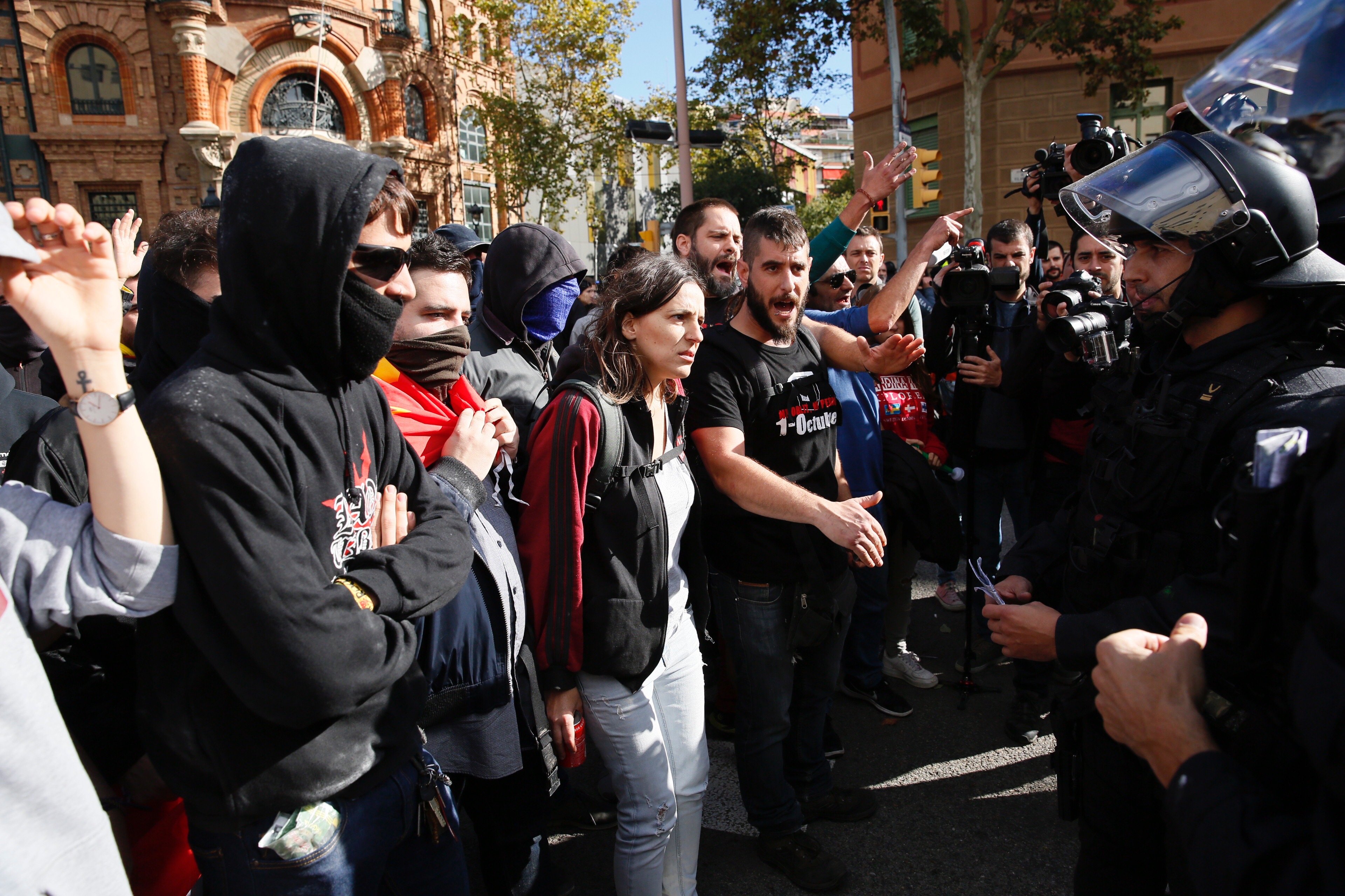 La policía española 'hace desaparecer' a tres detenidos de la contramanifestación de Jusapol