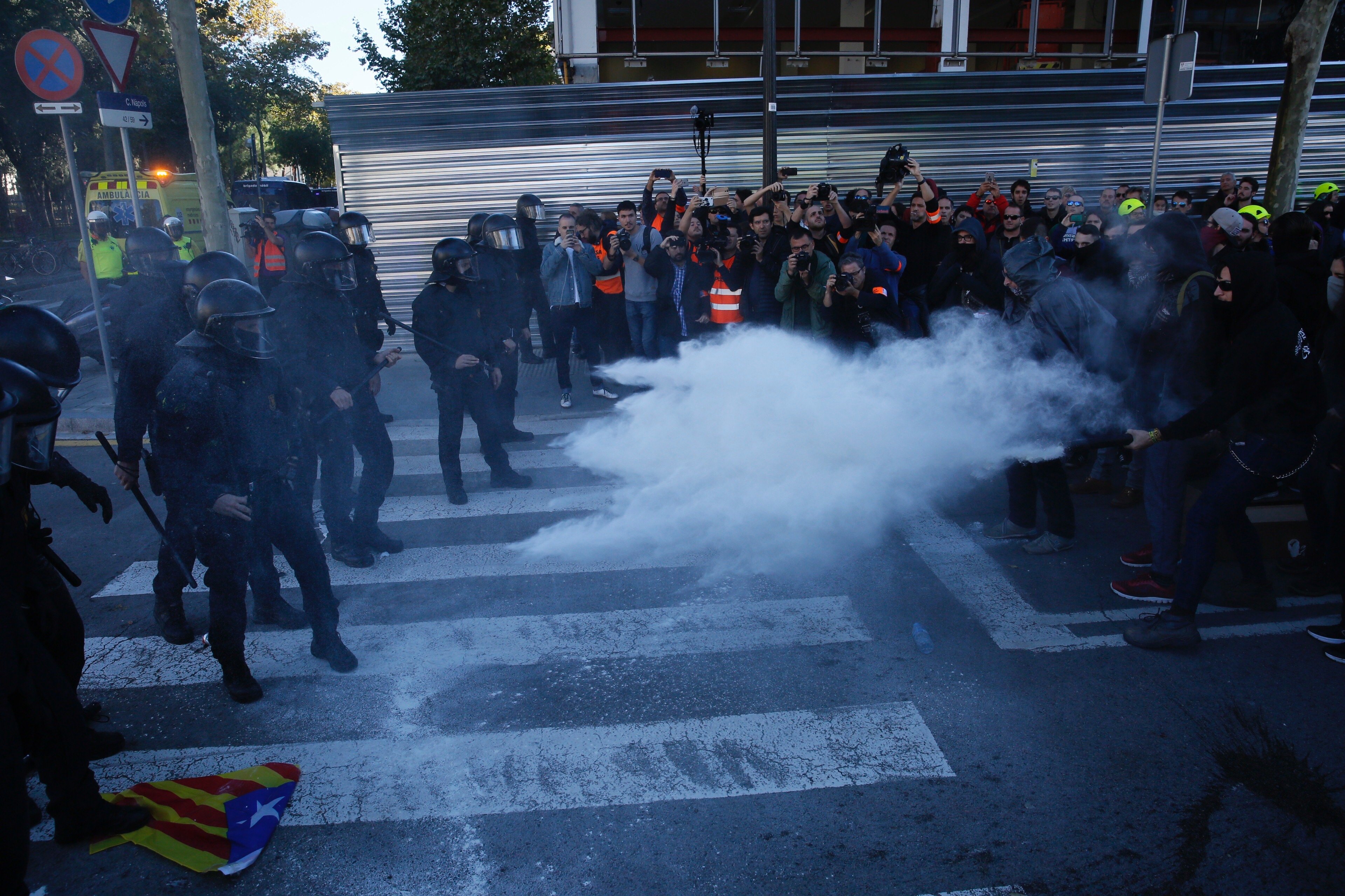 Mossos police use batons on CDRs during day of rival protests in Barcelona