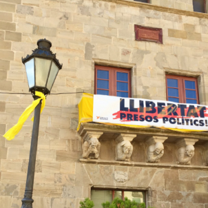 Ajuntament Cervera pancarta presos - Segarra per la llibertat Ajuntament Cervera pancarta presos - Segarra per la llibertat
