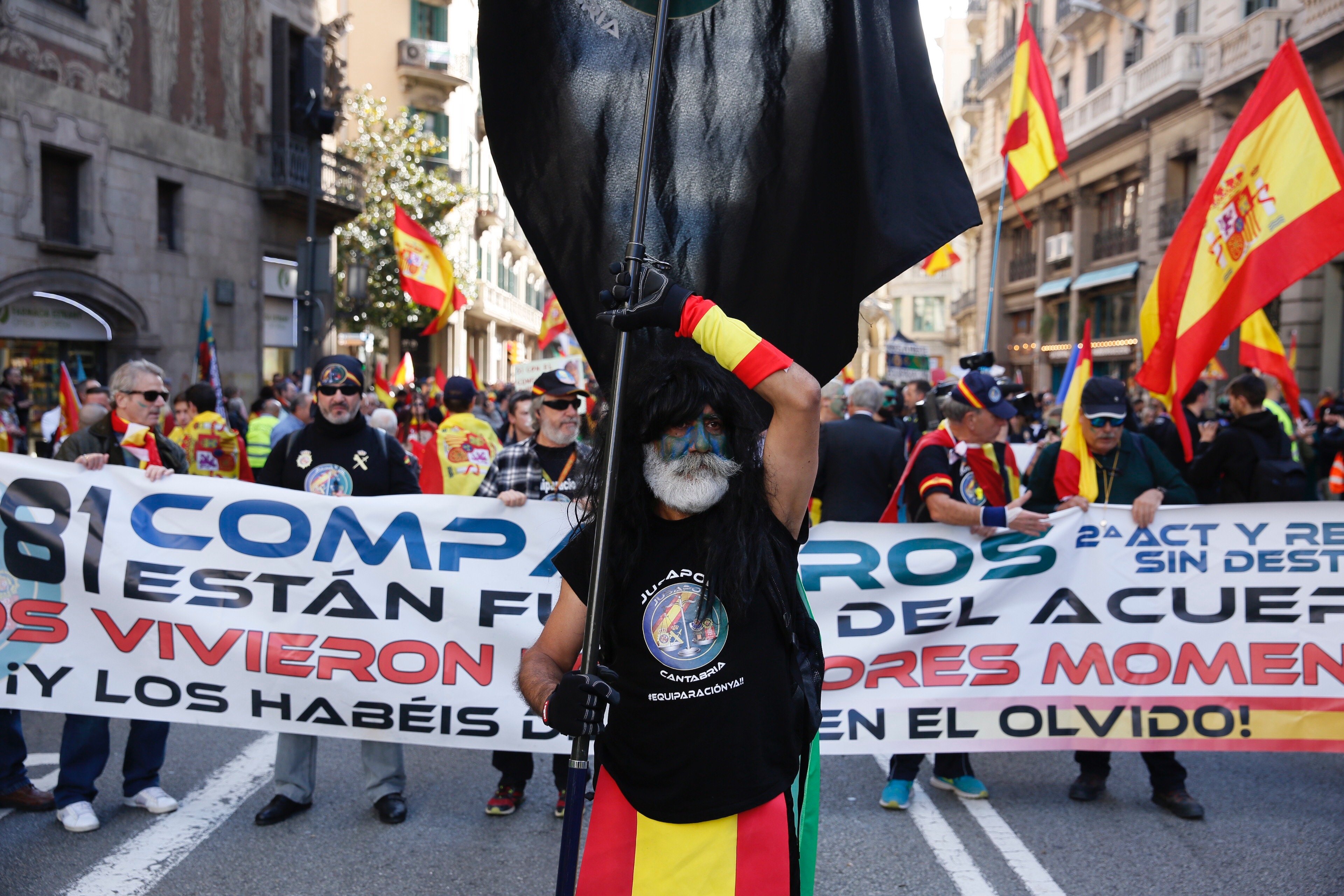 Simpatizantes de Jusapol insultan a Puigdemont en Waterloo