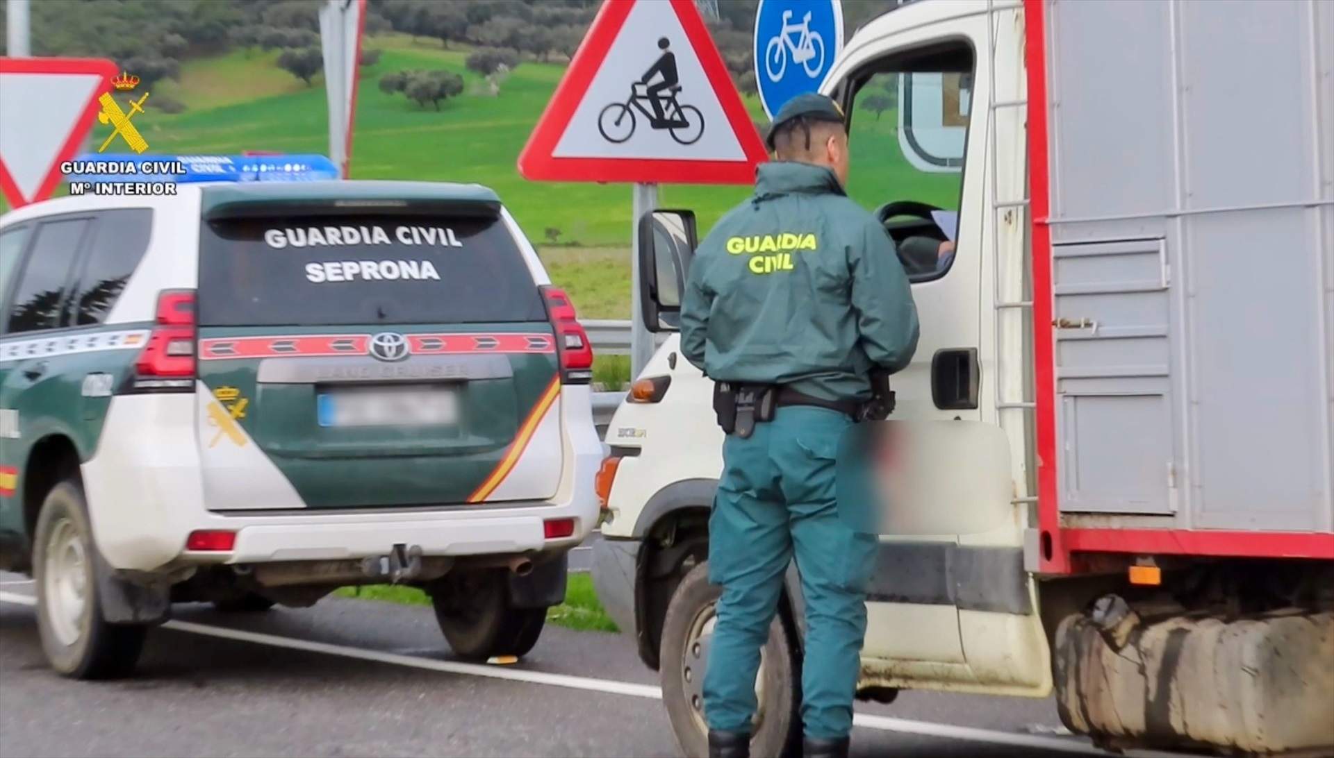 agent del seprona de la guardia civil al costat d'un camió / EP