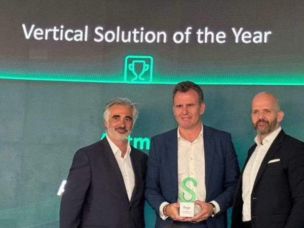 El CEO de Aritmos, Andreu Salvadó, en el centro, con representantes de Sage en la entrega de premios en Oporto. FOTO: Aritmos.