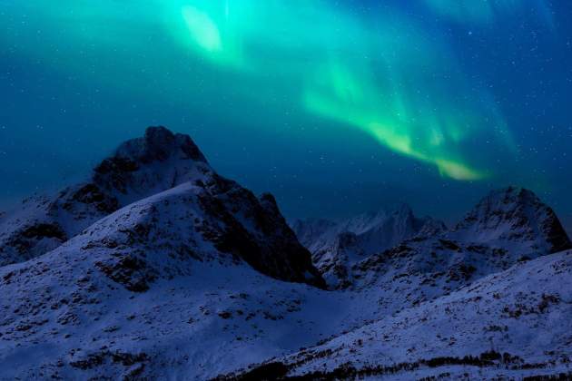 En el centro de la galaxia aparece una distribución de polvo y gas con forma de S que podría estar relacionada con una antigua fusión galáctica o con la actividad de su agujero negro En el centro de la galaxia aparece una distribución de polvo y gas con forma de S que podría estar relacionada con una antigua fusión galáctica o con la actividad de su agujero negro
