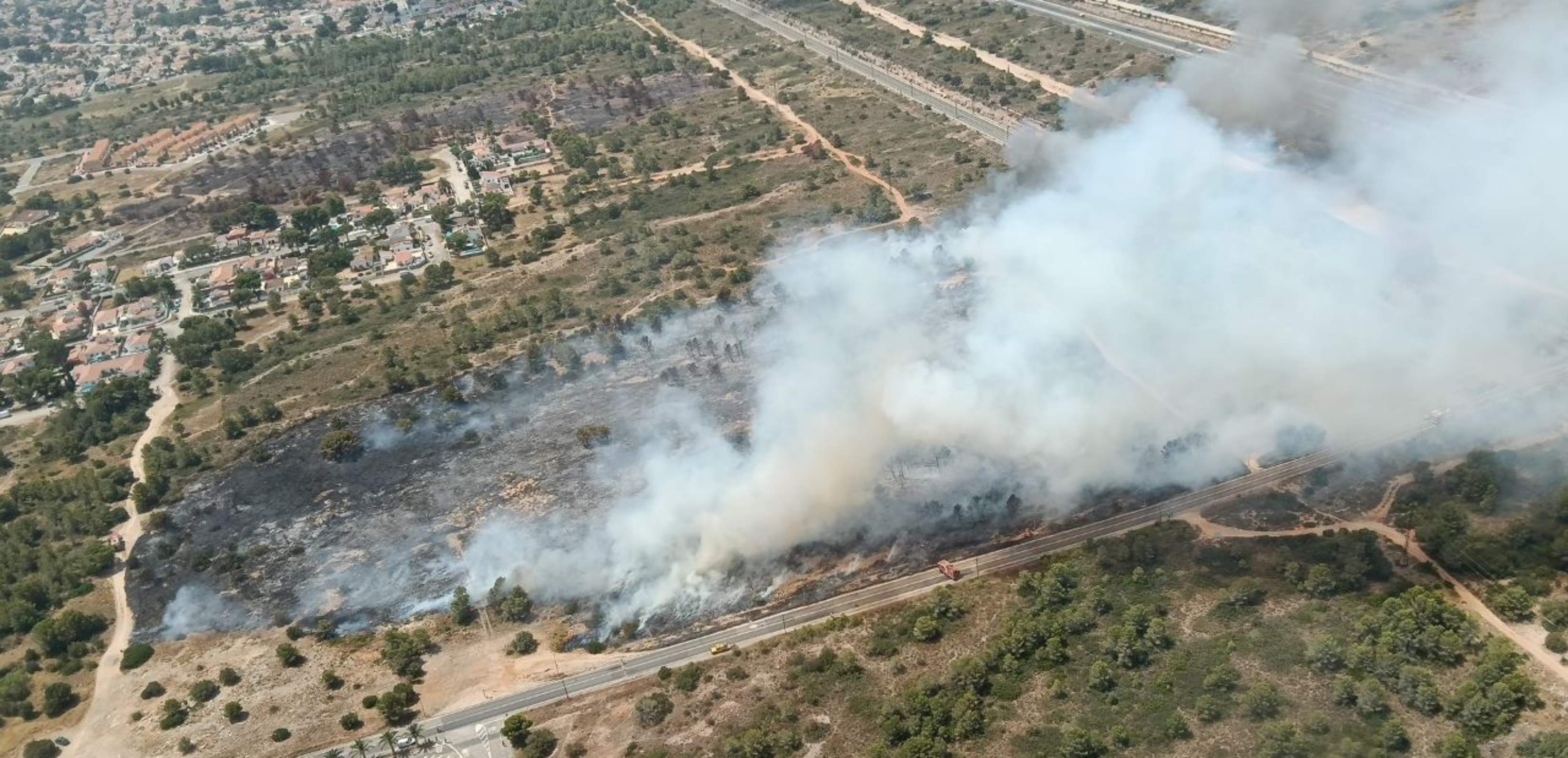 Un incendi de vegetació a Mont-roig del Camp arriba a les vies del tren i obliga a decretar confinaments