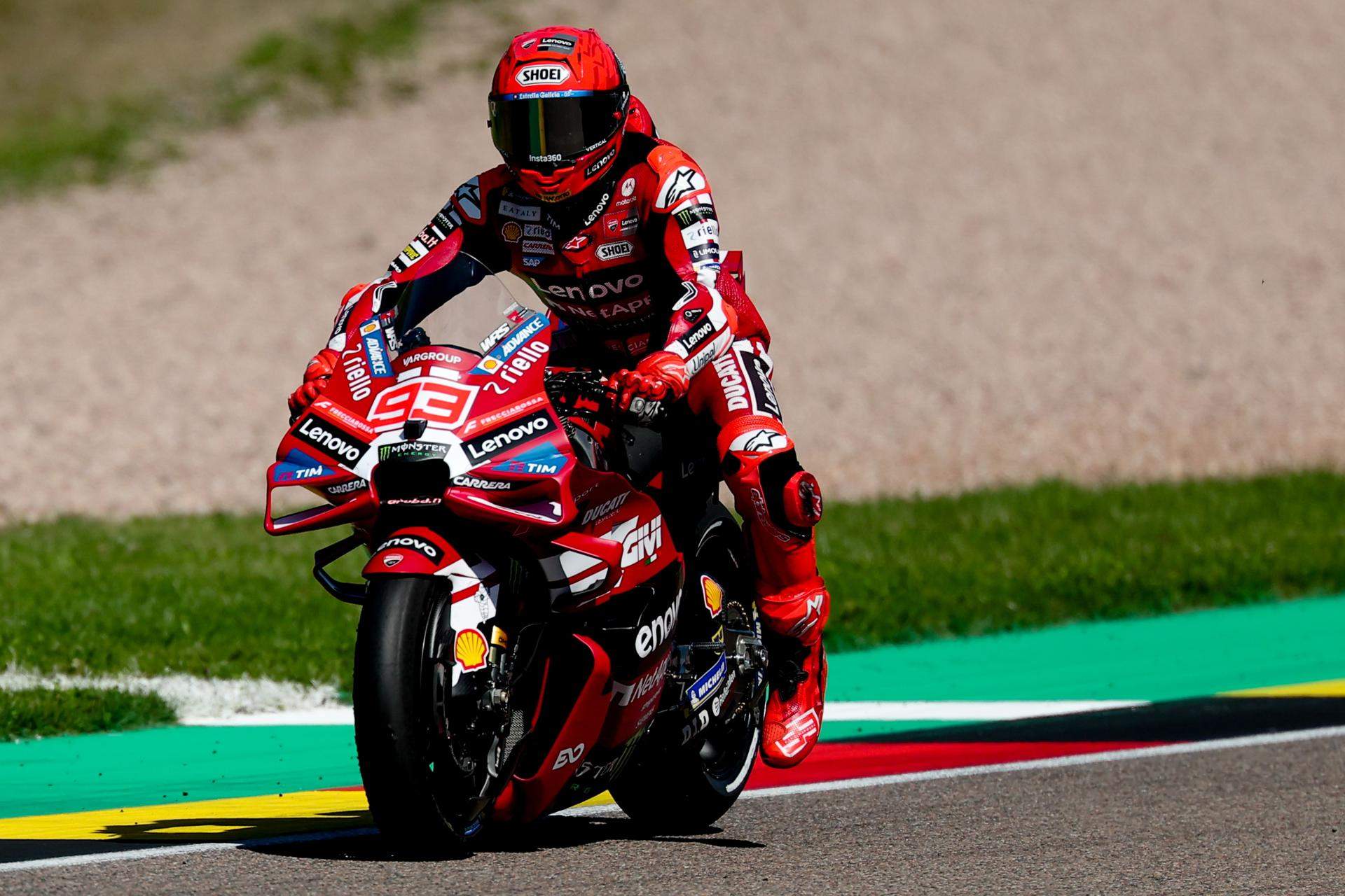 Marc Márquez es passeja a l'esprint de Sachsenring i Àlex Márquez completa un nou doblet històric