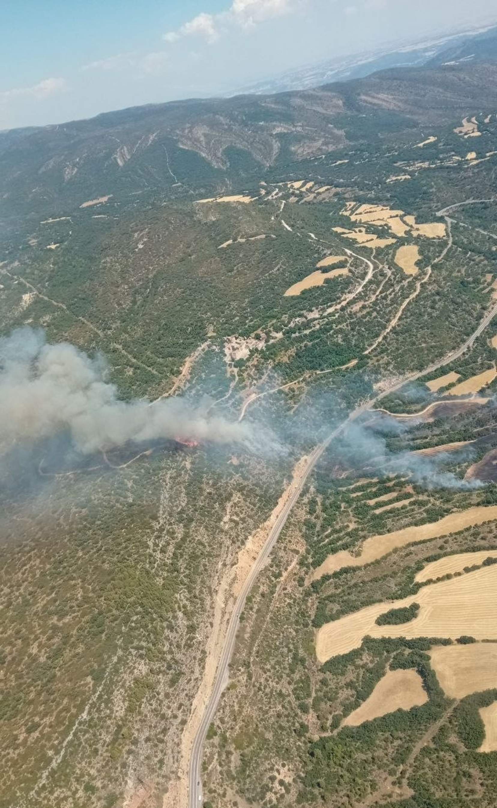 Un incendio en Camarasa llena el cielo de humo y obliga a confinar Fontllonga ante el riesgo