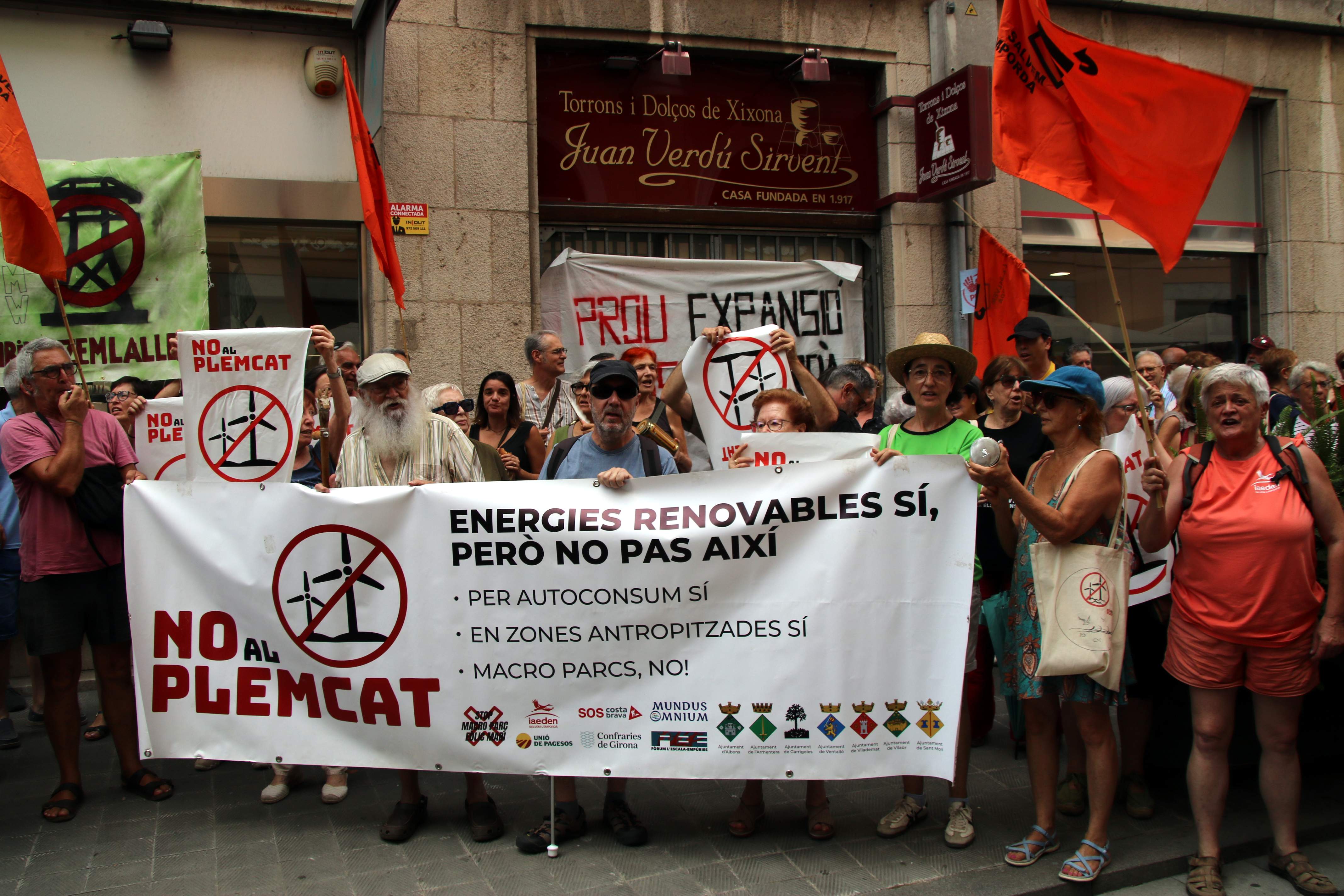 Uns 200 manifestants es concentren a Figueres per denunciar el "còctel de projectes" projectat a l'Empordà