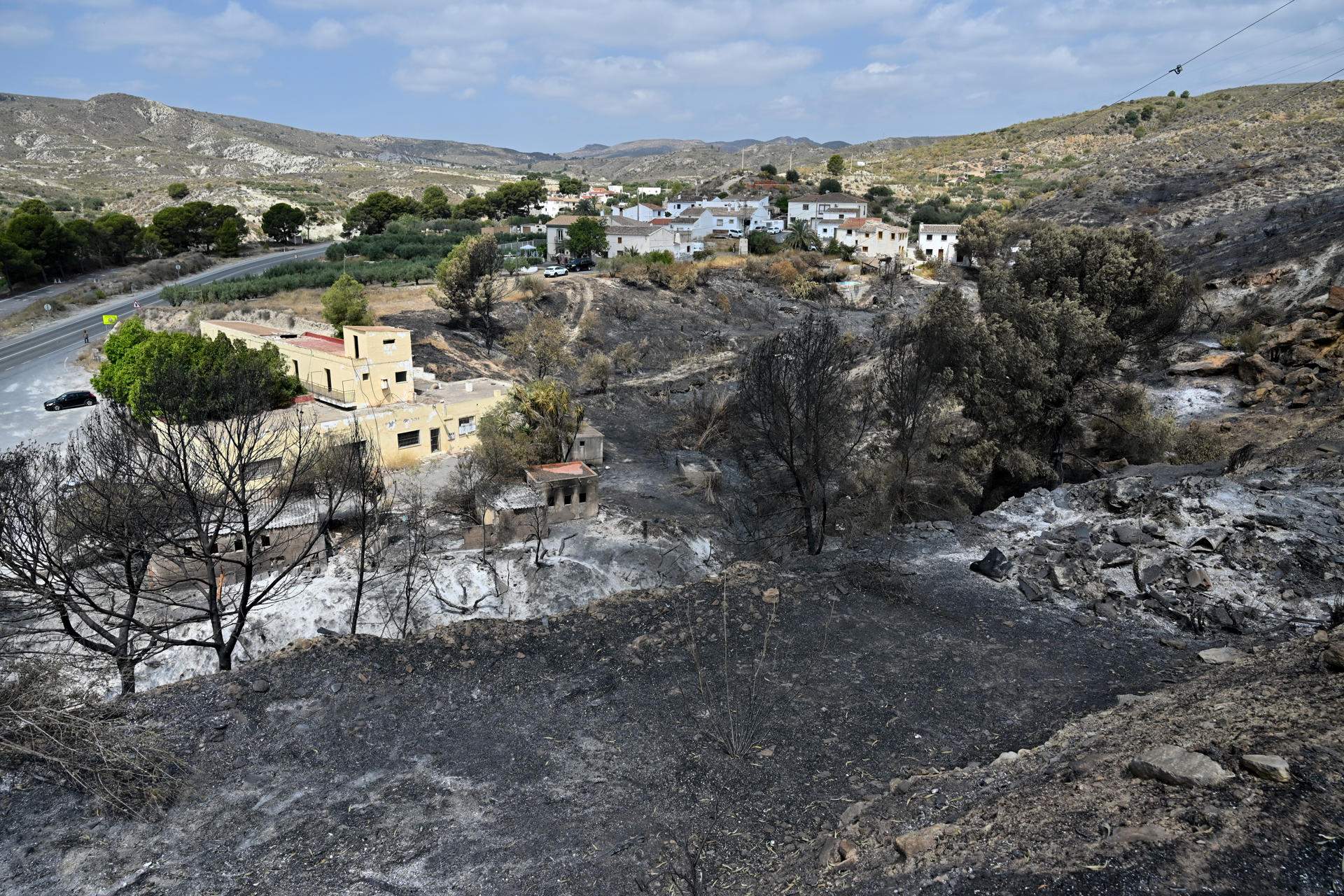 Estabilitzat l'incendi d'Almeria: els veïns tornen a casa, mentre els efectius pentinen la zona