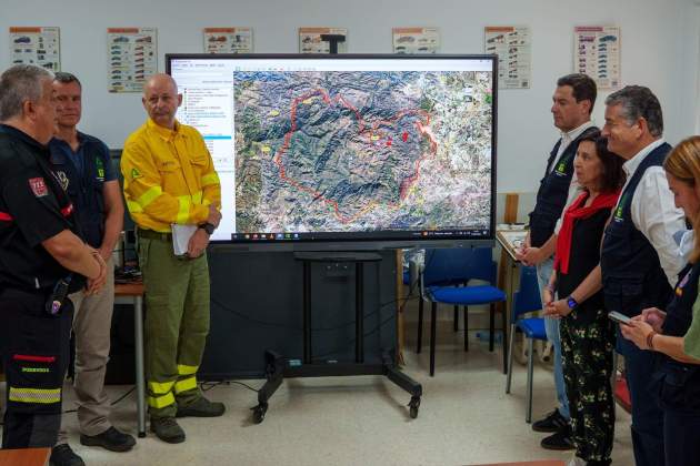 Margarita Robles i Juanma Moreno al centre de comandament avançat de l'incendi de Los Gallardos / Europa Press