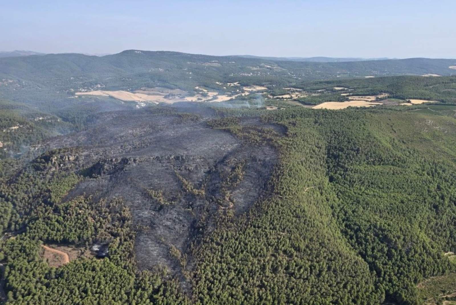 L'incendi d'Aiguamúrcia obliga a desallotjar preventivament una urbanització i masies de Querol