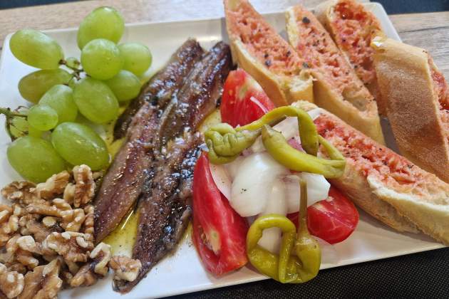 Arengades amb raïm del restaurant El Poli. / Foto: Esmorzarsdeforquilla.cat