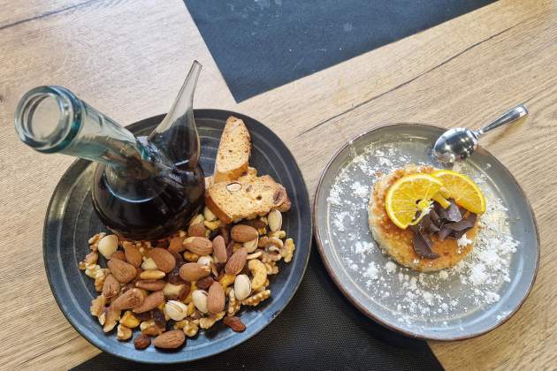 Postres de músic i pastís de Santiago del restaurant El Poli. / Foto: Esmorzarsdeforquilla.cat